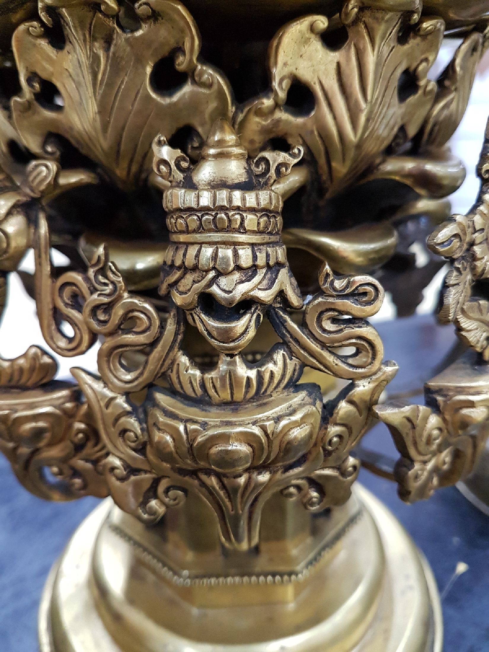 Detail n: Dreidimensionales Lotusmandala aus Bronze mit Darstellung der Gottheit Chakrasamvara und seiner Gemahlin Vajravarahi, sowie 8 Gefolgefiguren in einer ...