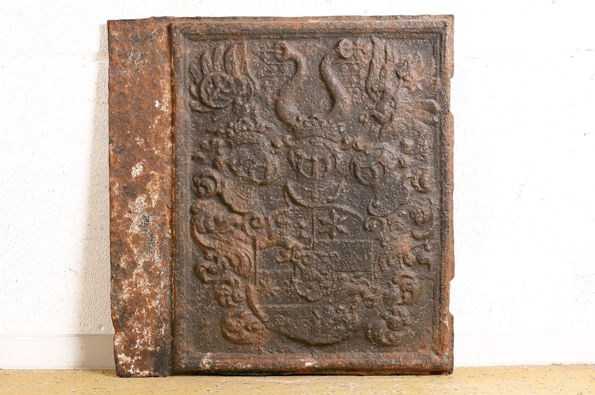 Ofenplatte eines Kastenofens, um 1650/1700, rechte Seitenplatte eines Kastenofens, Eisenguß, stark reliefiert, ungedeutetes mehrteiliges Wappen ...