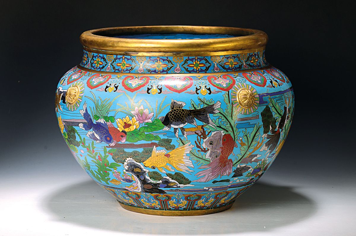 Großer Fischtopf, China, um 1900/20, Cloisonne, türkisblauer Grund, vier stilisierte Bronze-Handhaben, flächendeckender Dekor mit Fischen und ...