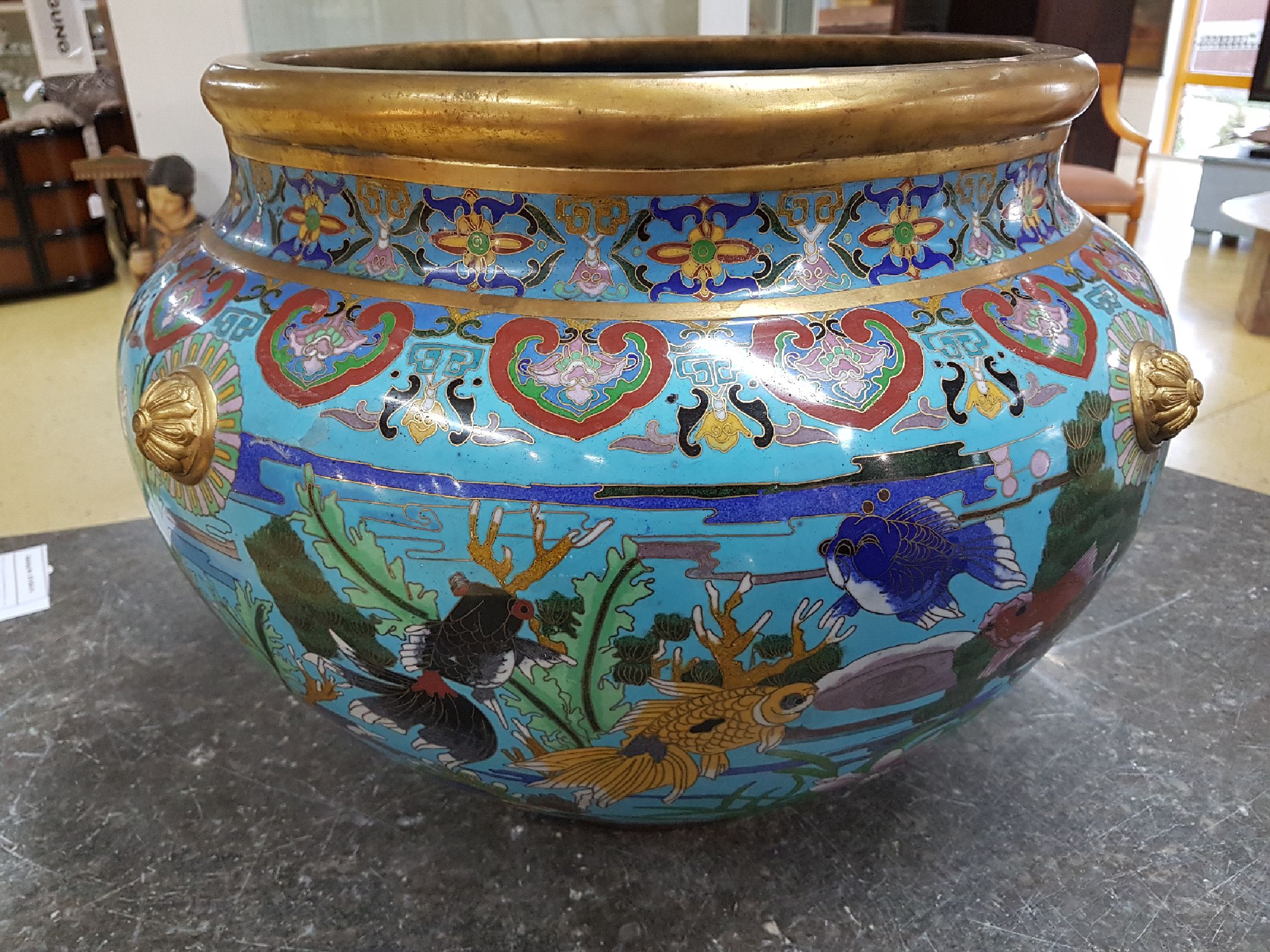 Detail b: Großer Fischtopf, China, um 1900/20, Cloisonne, türkisblauer Grund, vier stilisierte Bronze-Handhaben, flächendeckender Dekor mit Fischen und ...