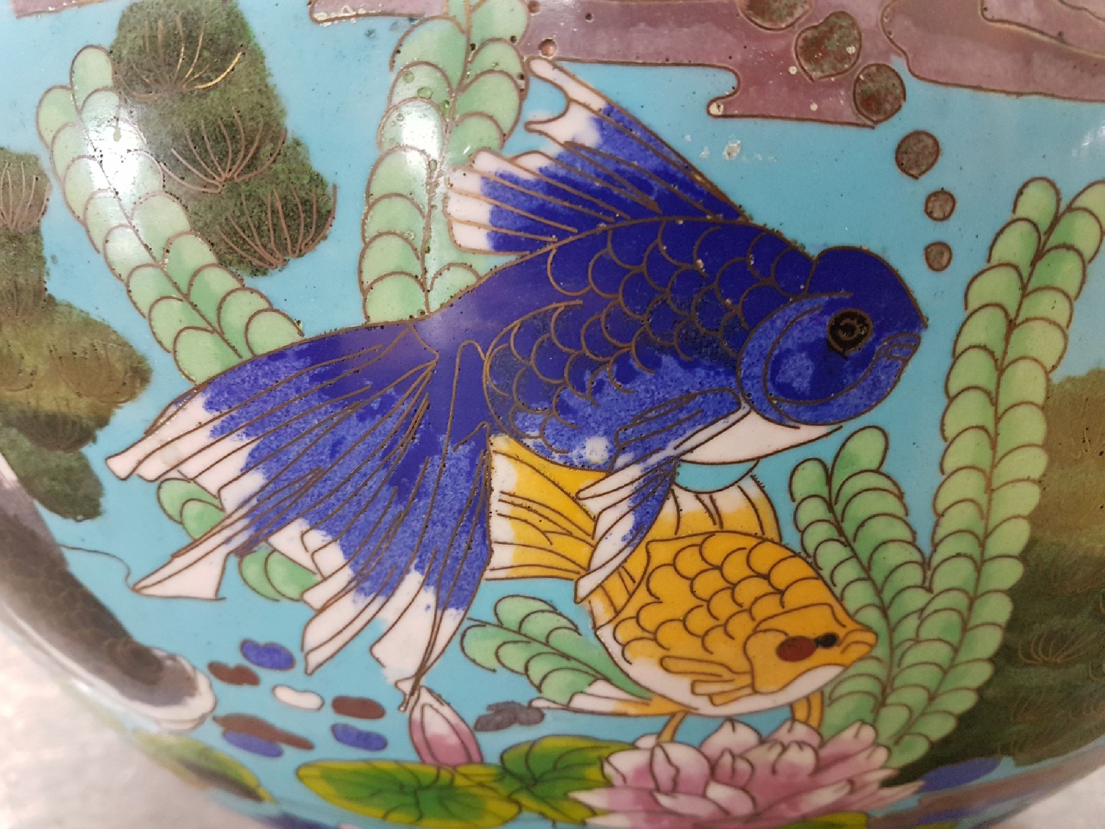 Detail e: Großer Fischtopf, China, um 1900/20, Cloisonne, türkisblauer Grund, vier stilisierte Bronze-Handhaben, flächendeckender Dekor mit Fischen und ...