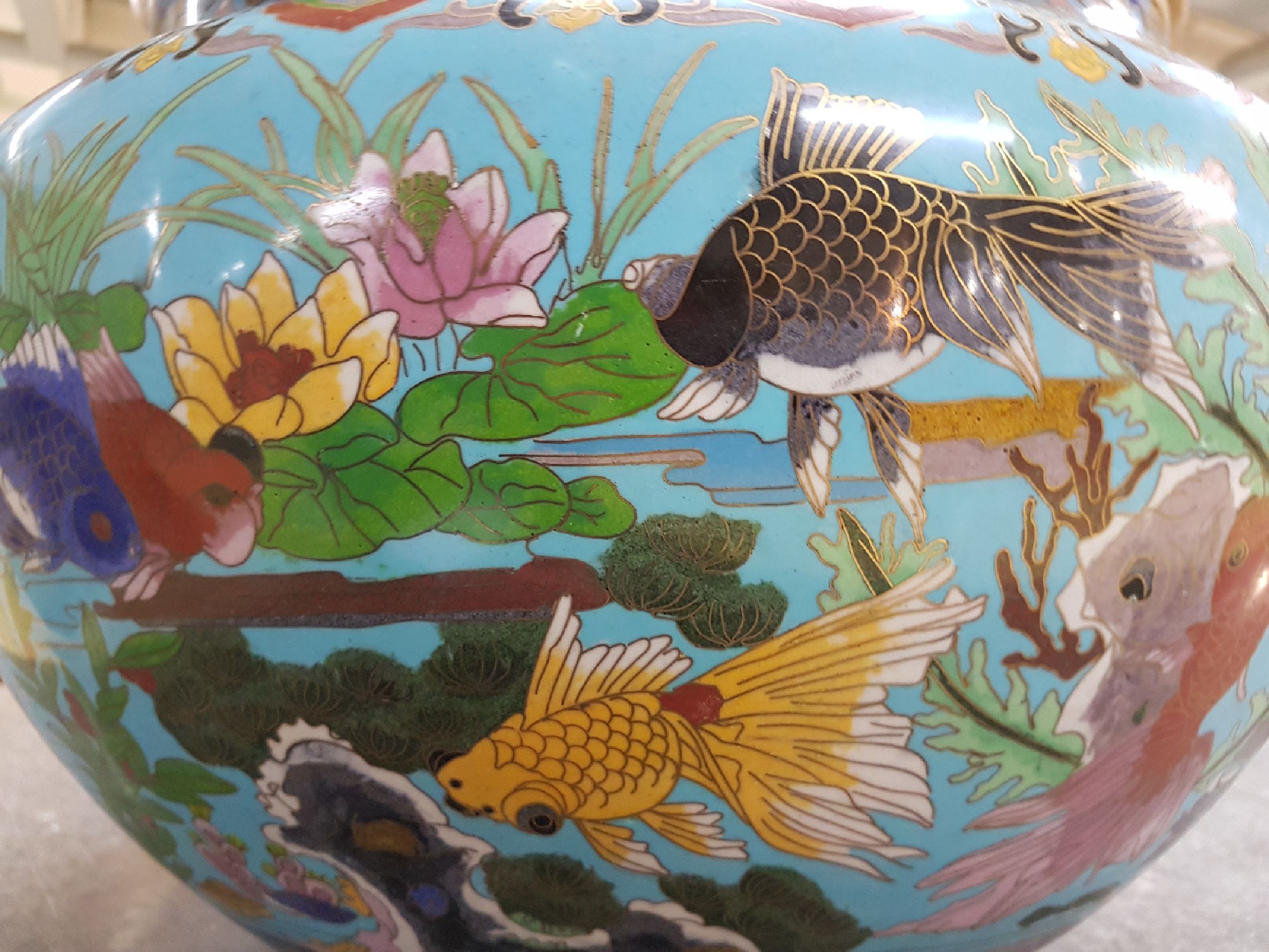 Detail f: Großer Fischtopf, China, um 1900/20, Cloisonne, türkisblauer Grund, vier stilisierte Bronze-Handhaben, flächendeckender Dekor mit Fischen und ...