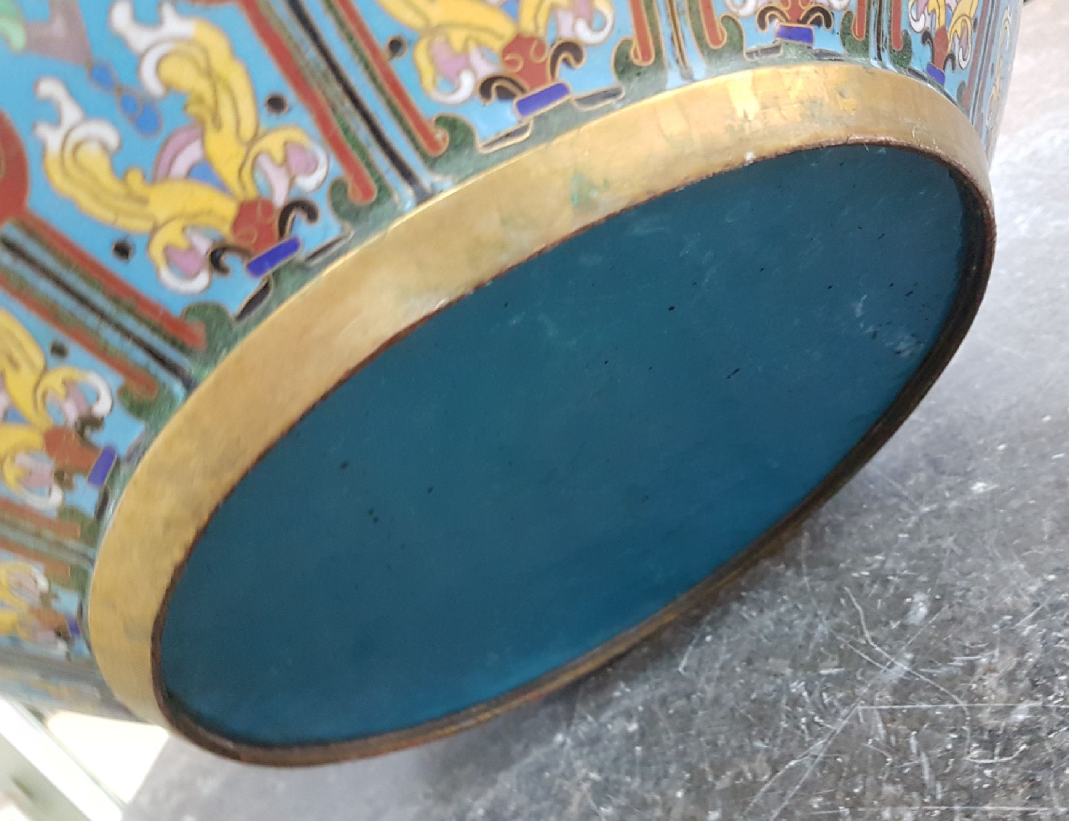 Detail h: Großer Fischtopf, China, um 1900/20, Cloisonne, türkisblauer Grund, vier stilisierte Bronze-Handhaben, flächendeckender Dekor mit Fischen und ...