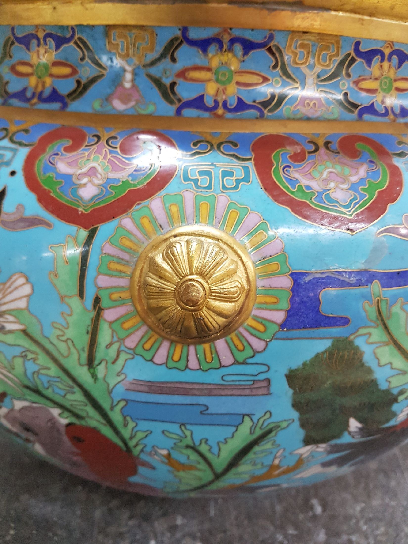 Detail i: Großer Fischtopf, China, um 1900/20, Cloisonne, türkisblauer Grund, vier stilisierte Bronze-Handhaben, flächendeckender Dekor mit Fischen und ...