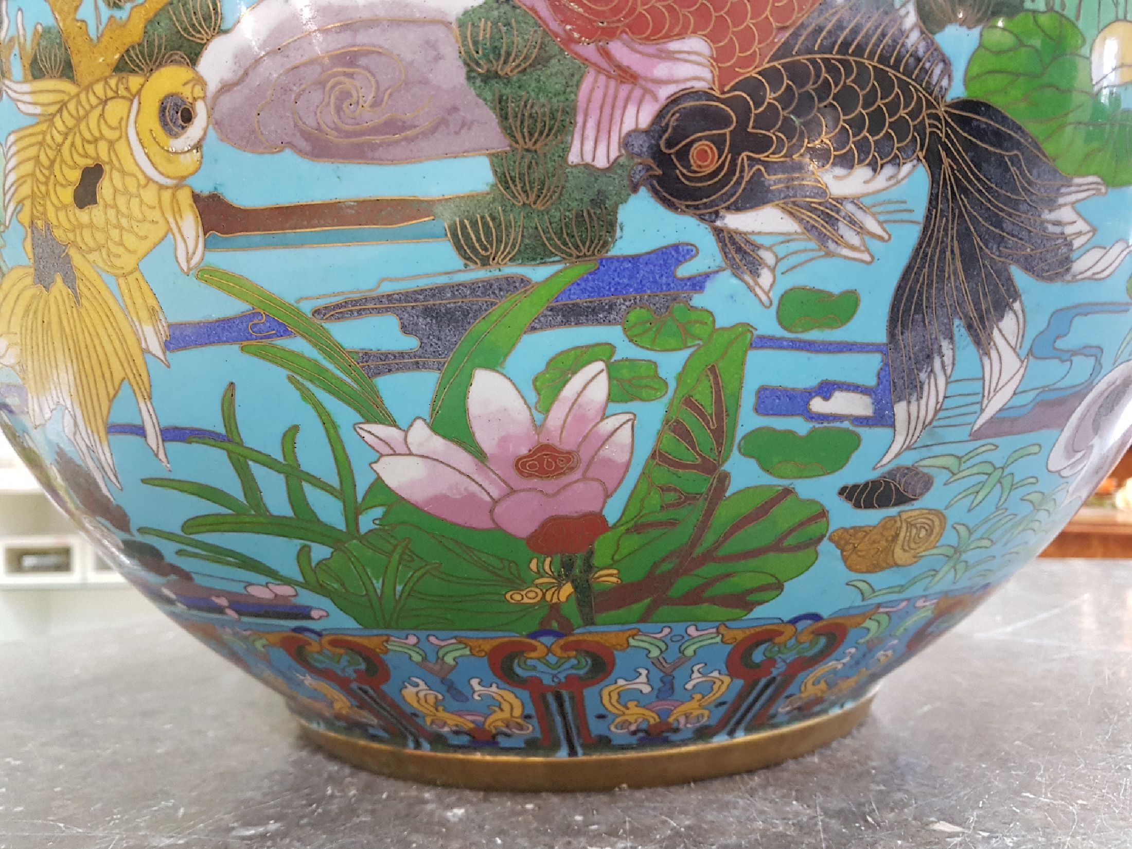 Detail j: Großer Fischtopf, China, um 1900/20, Cloisonne, türkisblauer Grund, vier stilisierte Bronze-Handhaben, flächendeckender Dekor mit Fischen und ...