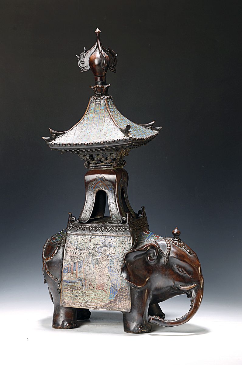 Großes Räuchergefäß, Japan, um 1880, Elefant mit Pagode, Bronze, Cloisonné, Cloisonne mit figürlichen Szenen in stil. Parklandschaft sowie ...