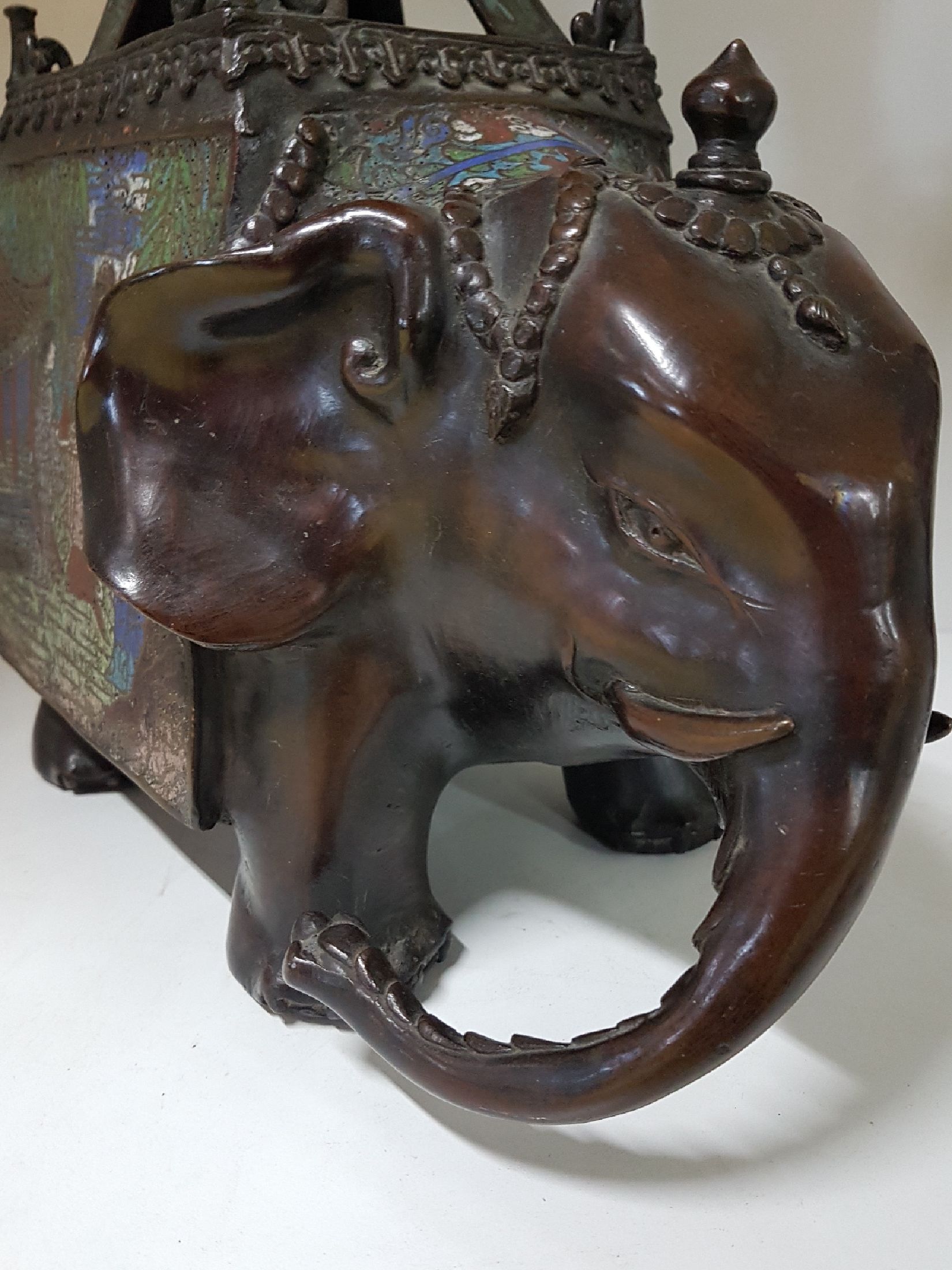 Detail a: Großes Räuchergefäß, Japan, um 1880, Elefant mit Pagode, Bronze, Cloisonné, Cloisonne mit figürlichen Szenen in stil. Parklandschaft sowie ...
