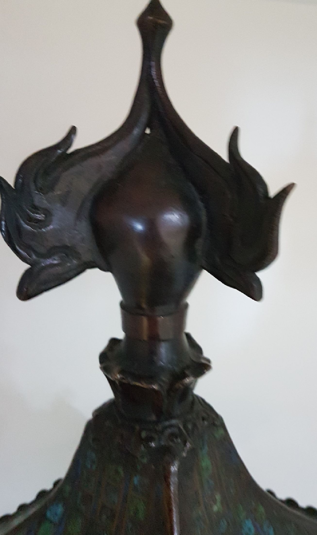 Detail b: Großes Räuchergefäß, Japan, um 1880, Elefant mit Pagode, Bronze, Cloisonné, Cloisonne mit figürlichen Szenen in stil. Parklandschaft sowie ...