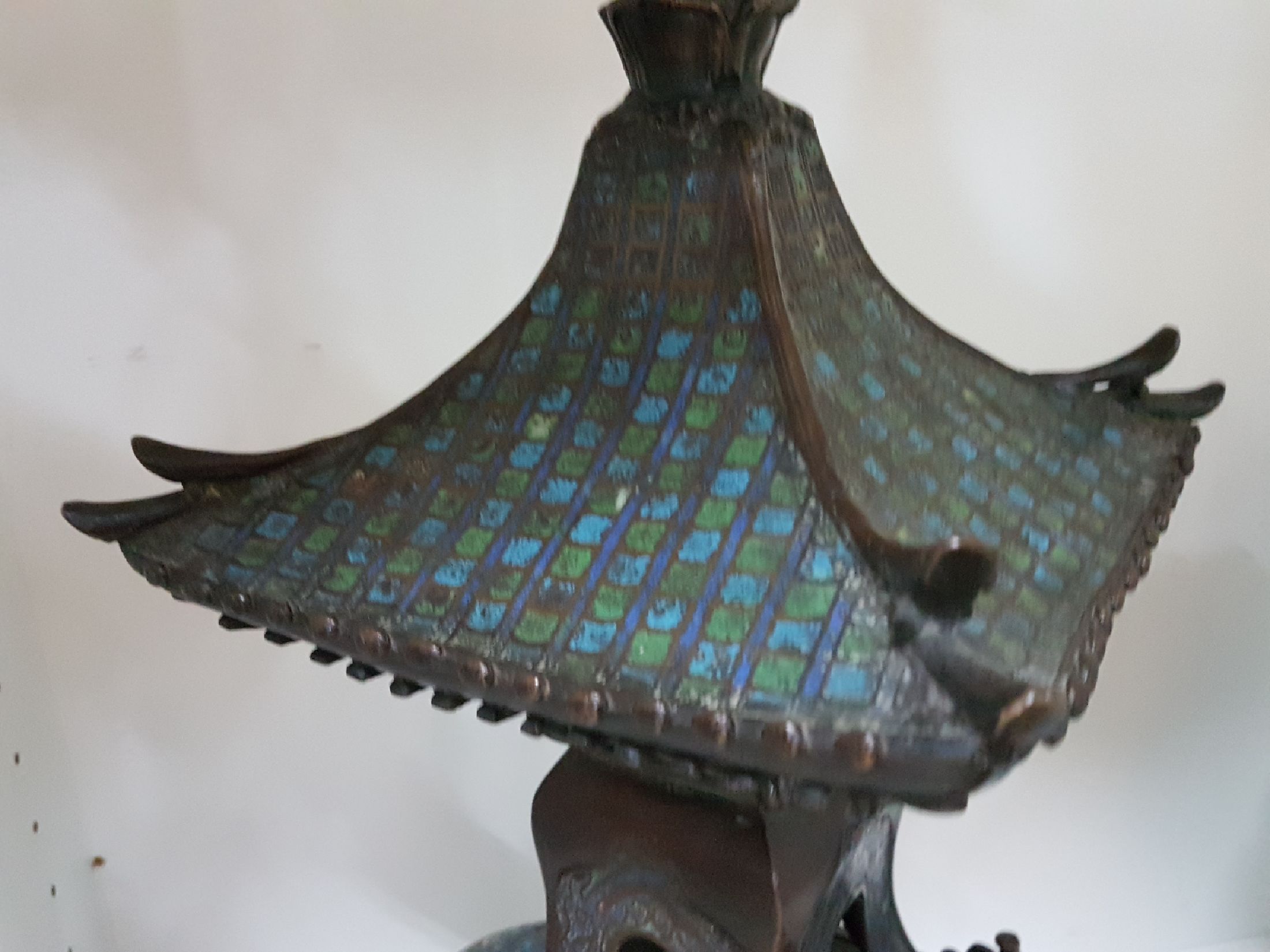 Detail c: Großes Räuchergefäß, Japan, um 1880, Elefant mit Pagode, Bronze, Cloisonné, Cloisonne mit figürlichen Szenen in stil. Parklandschaft sowie ...