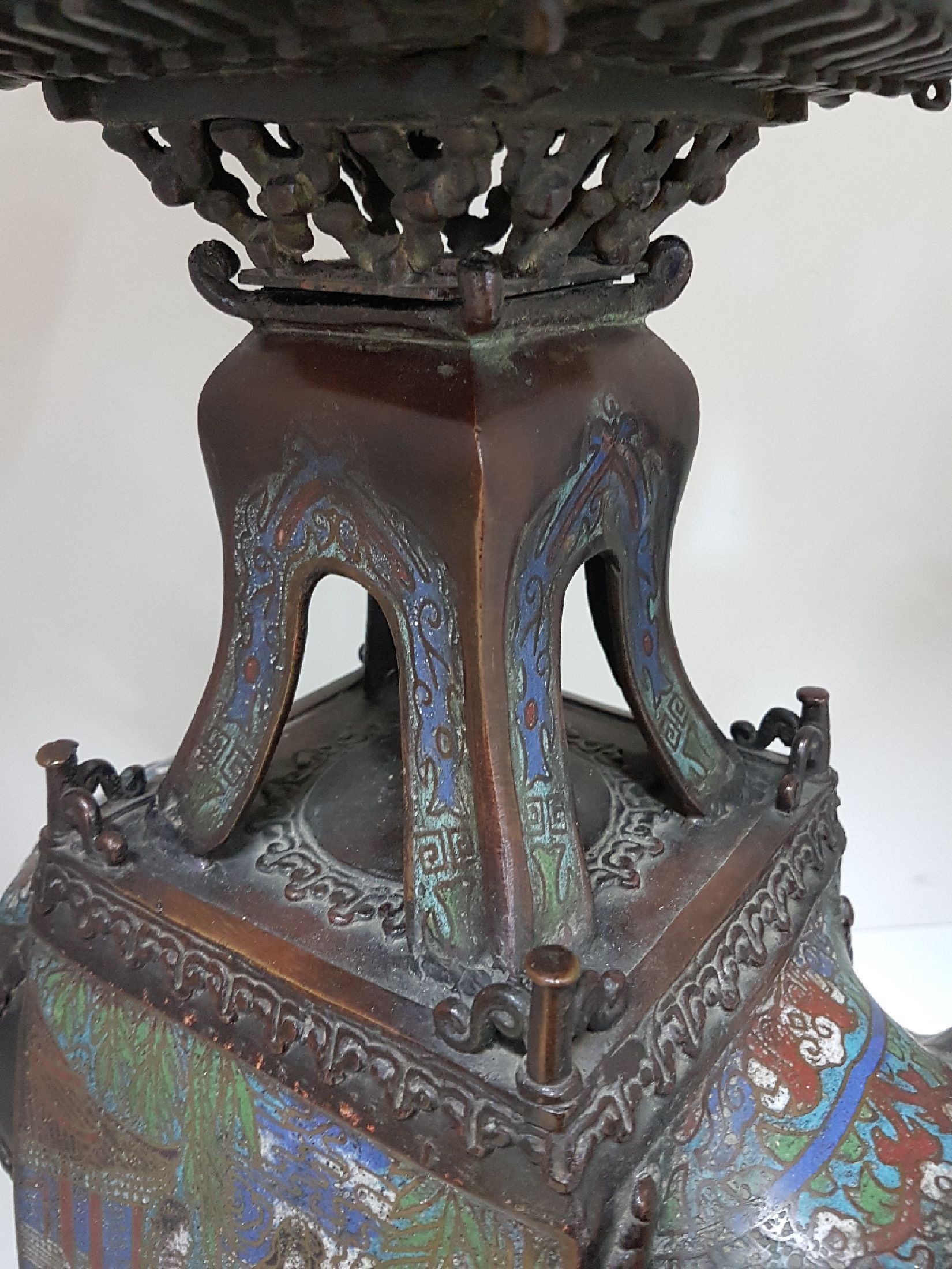 Detail d: Großes Räuchergefäß, Japan, um 1880, Elefant mit Pagode, Bronze, Cloisonné, Cloisonne mit figürlichen Szenen in stil. Parklandschaft sowie ...