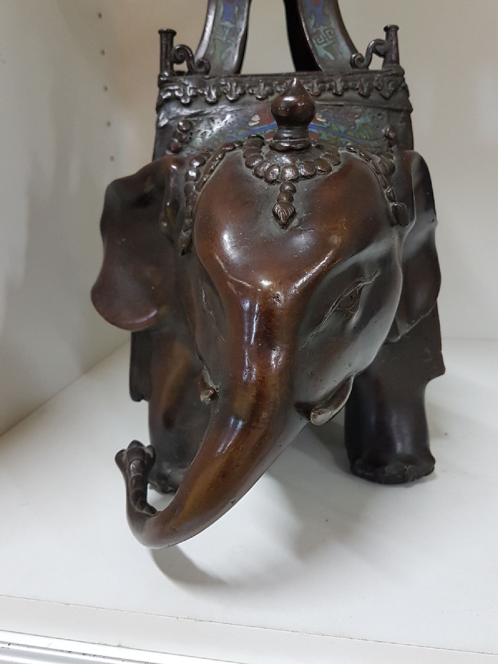 Detail e: Großes Räuchergefäß, Japan, um 1880, Elefant mit Pagode, Bronze, Cloisonné, Cloisonne mit figürlichen Szenen in stil. Parklandschaft sowie ...