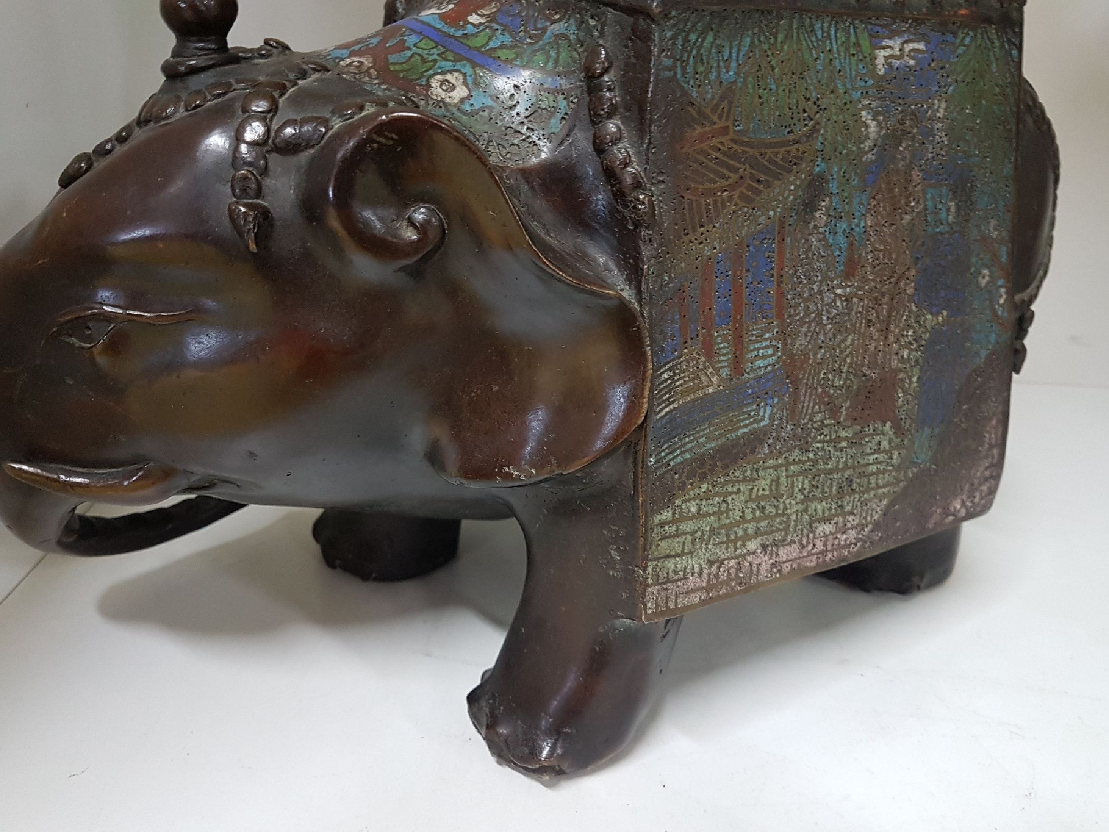 Detail f: Großes Räuchergefäß, Japan, um 1880, Elefant mit Pagode, Bronze, Cloisonné, Cloisonne mit figürlichen Szenen in stil. Parklandschaft sowie ...