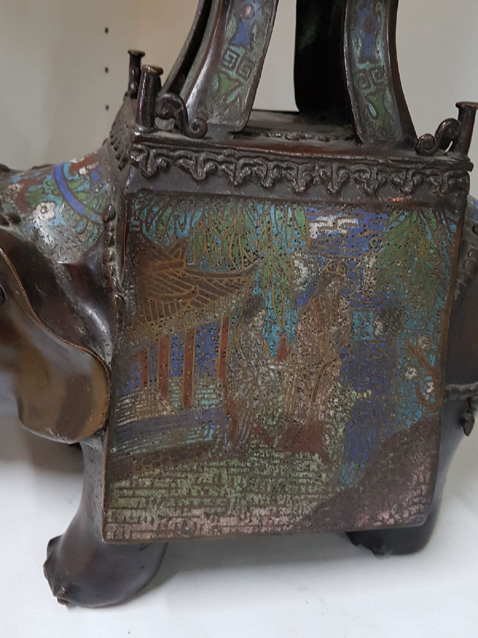 Detail g: Großes Räuchergefäß, Japan, um 1880, Elefant mit Pagode, Bronze, Cloisonné, Cloisonne mit figürlichen Szenen in stil. Parklandschaft sowie ...