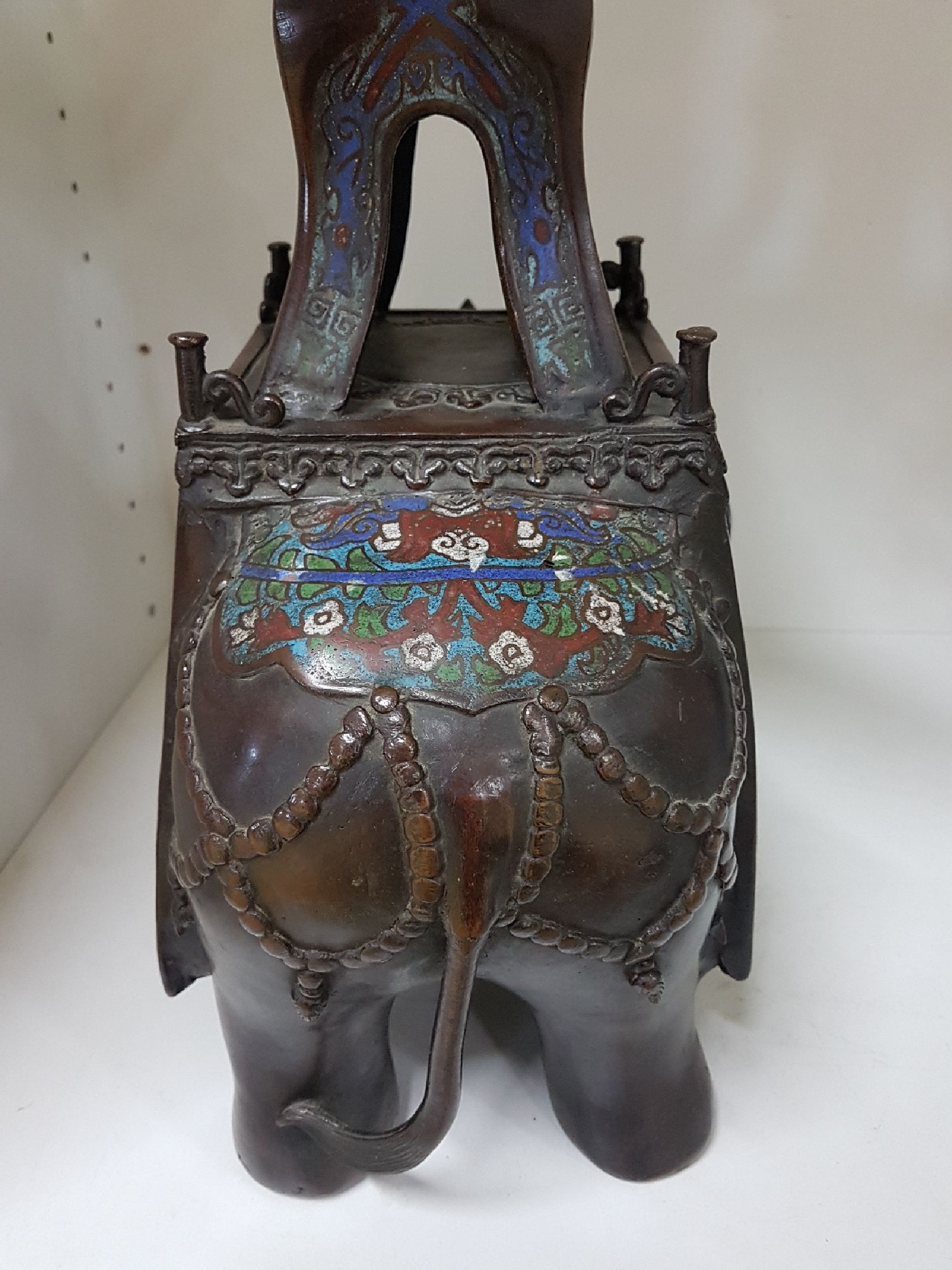 Detail h: Großes Räuchergefäß, Japan, um 1880, Elefant mit Pagode, Bronze, Cloisonné, Cloisonne mit figürlichen Szenen in stil. Parklandschaft sowie ...