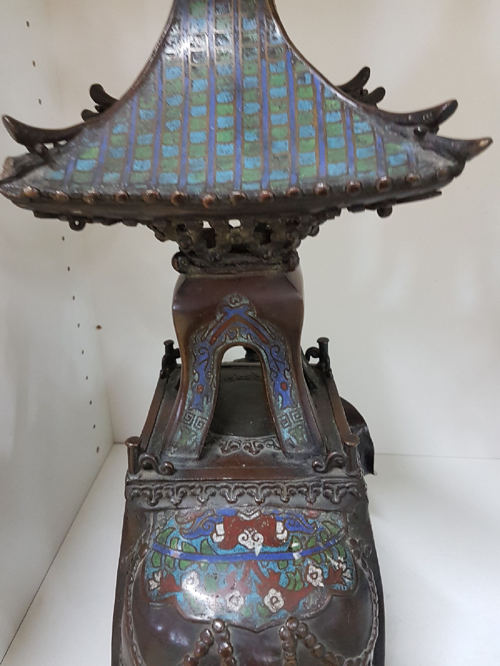 Detail i: Großes Räuchergefäß, Japan, um 1880, Elefant mit Pagode, Bronze, Cloisonné, Cloisonne mit figürlichen Szenen in stil. Parklandschaft sowie ...