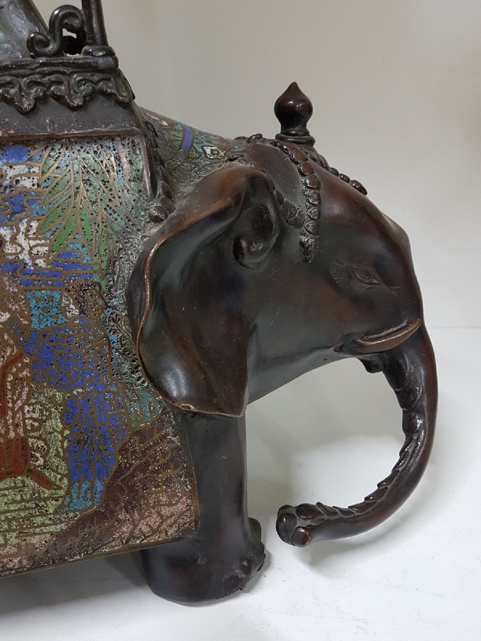 Detail j: Großes Räuchergefäß, Japan, um 1880, Elefant mit Pagode, Bronze, Cloisonné, Cloisonne mit figürlichen Szenen in stil. Parklandschaft sowie ...