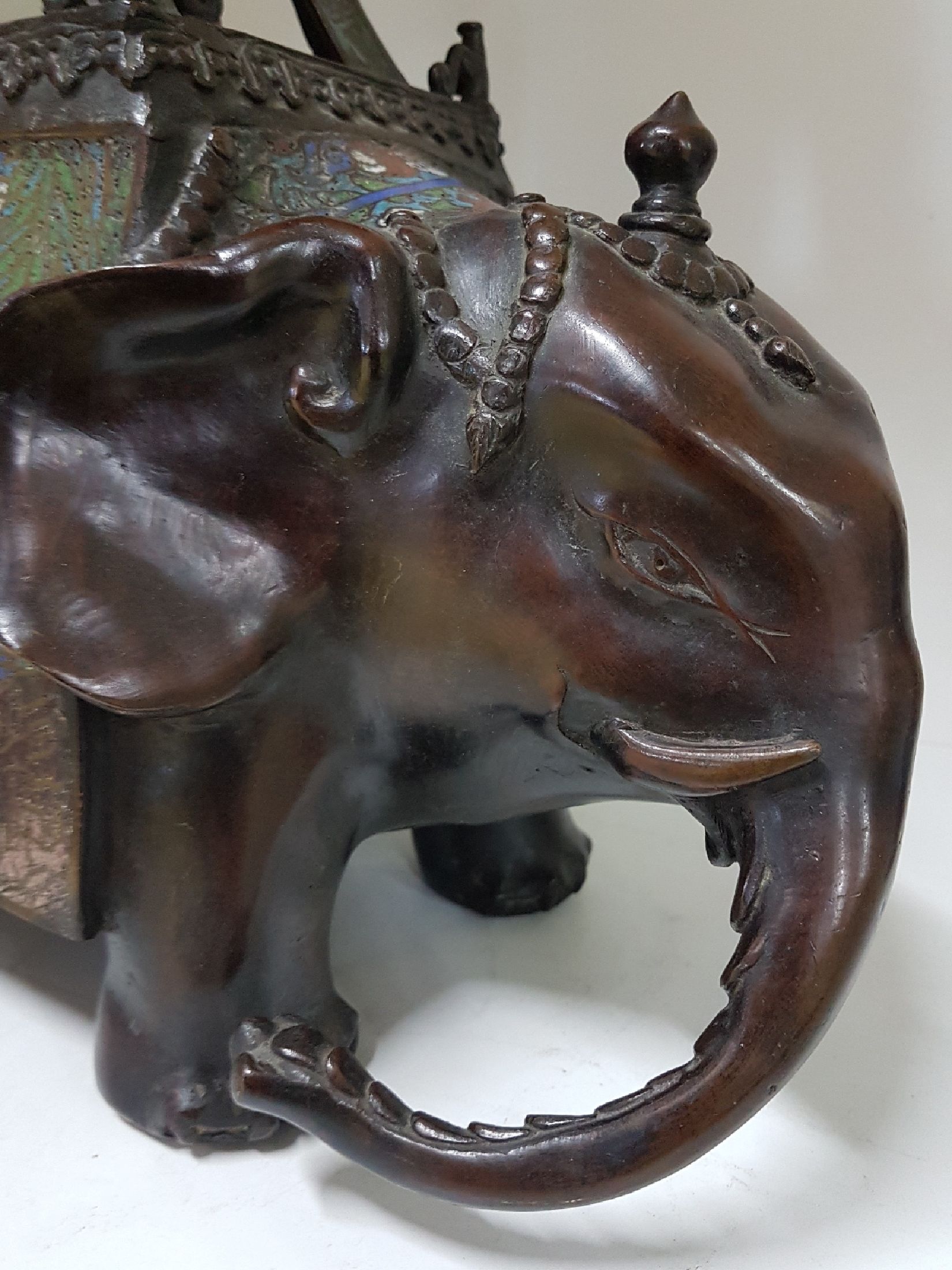 Detail k: Großes Räuchergefäß, Japan, um 1880, Elefant mit Pagode, Bronze, Cloisonné, Cloisonne mit figürlichen Szenen in stil. Parklandschaft sowie ...