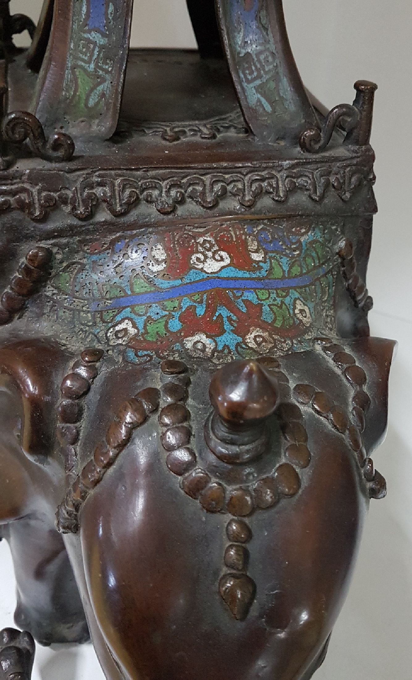 Detail l: Großes Räuchergefäß, Japan, um 1880, Elefant mit Pagode, Bronze, Cloisonné, Cloisonne mit figürlichen Szenen in stil. Parklandschaft sowie ...
