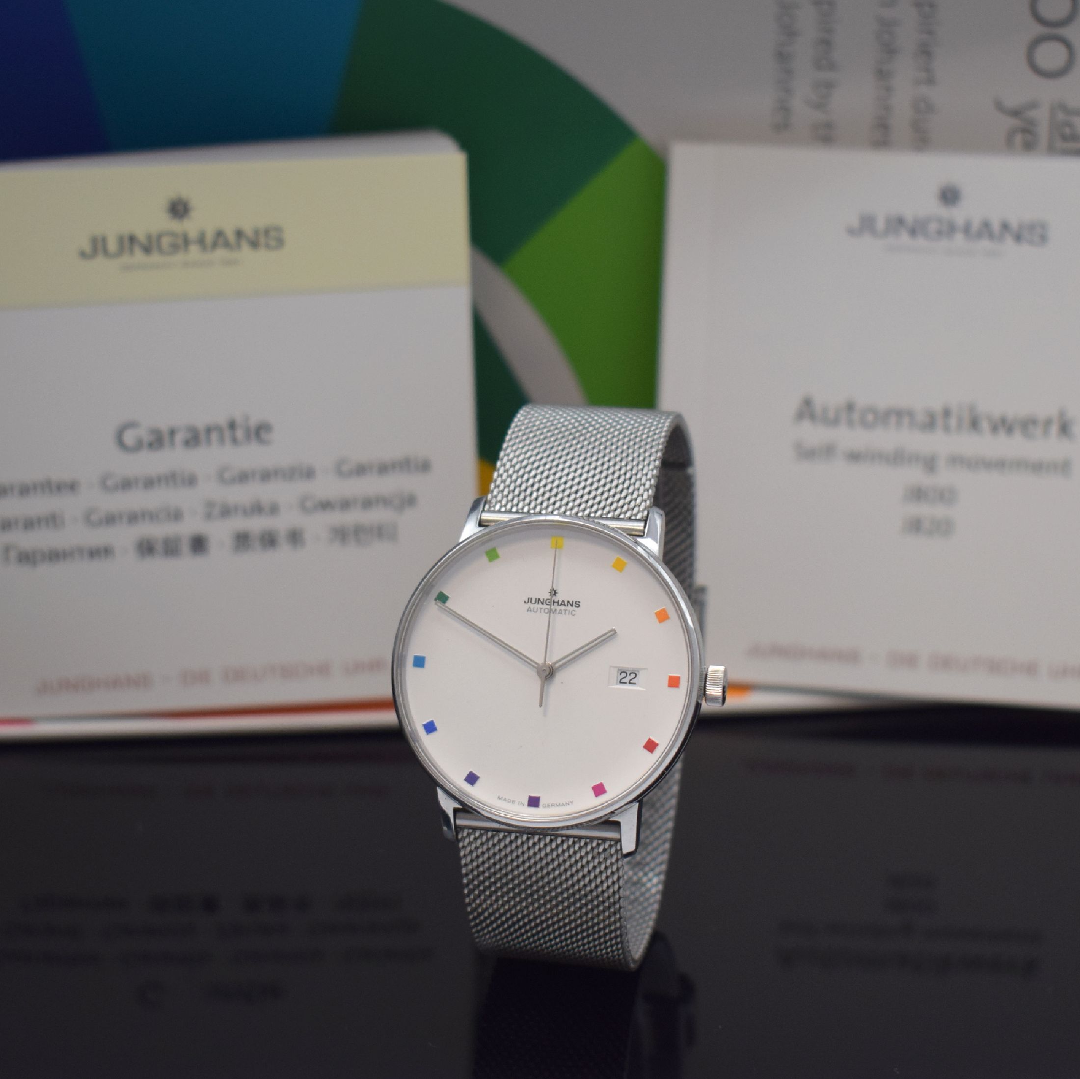 JUNGHANS Form A 100 Jahre Bauhaus auf 1000 Stück limitierte Herrenarmbanduhr in Stahl, Deutschland um 2019, Automatik, beids. vergl. Geh., Boden ...