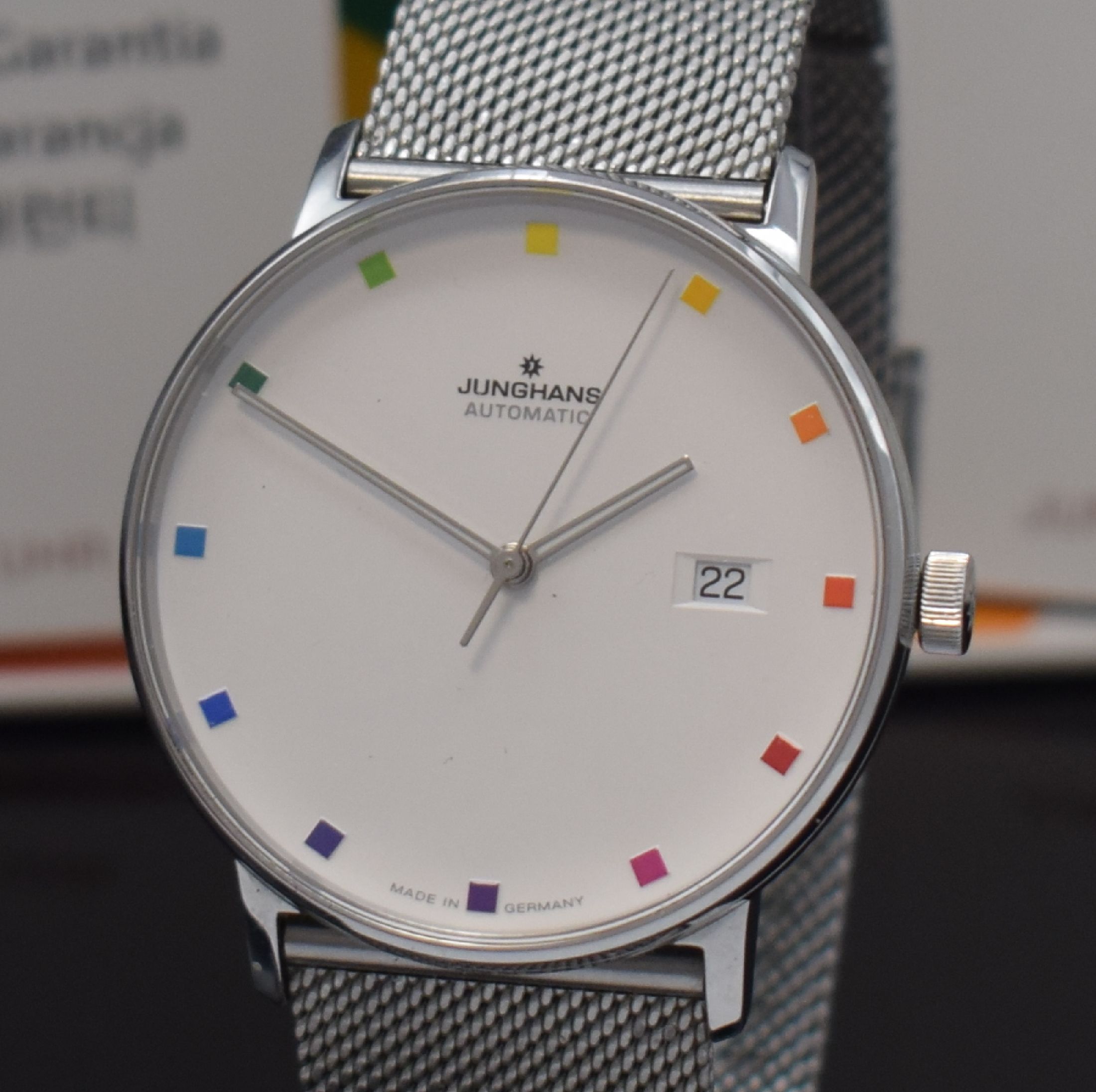 Detail a: JUNGHANS Form A 100 Jahre Bauhaus auf 1000 Stück limitierte Herrenarmbanduhr in Stahl, Deutschland um 2019, Automatik, beids. vergl. Geh., Boden ...