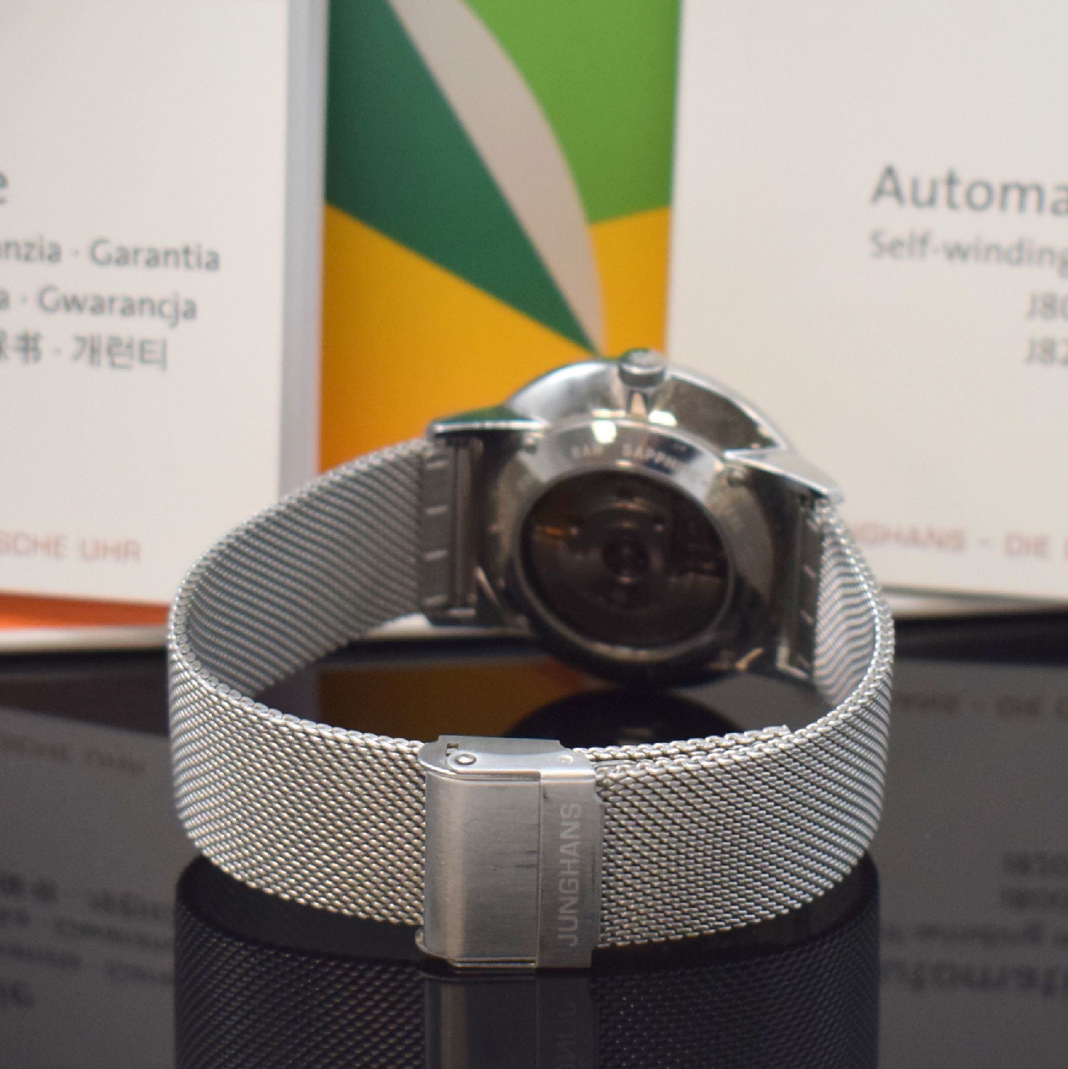 Detail b: JUNGHANS Form A 100 Jahre Bauhaus auf 1000 Stück limitierte Herrenarmbanduhr in Stahl, Deutschland um 2019, Automatik, beids. vergl. Geh., Boden ...