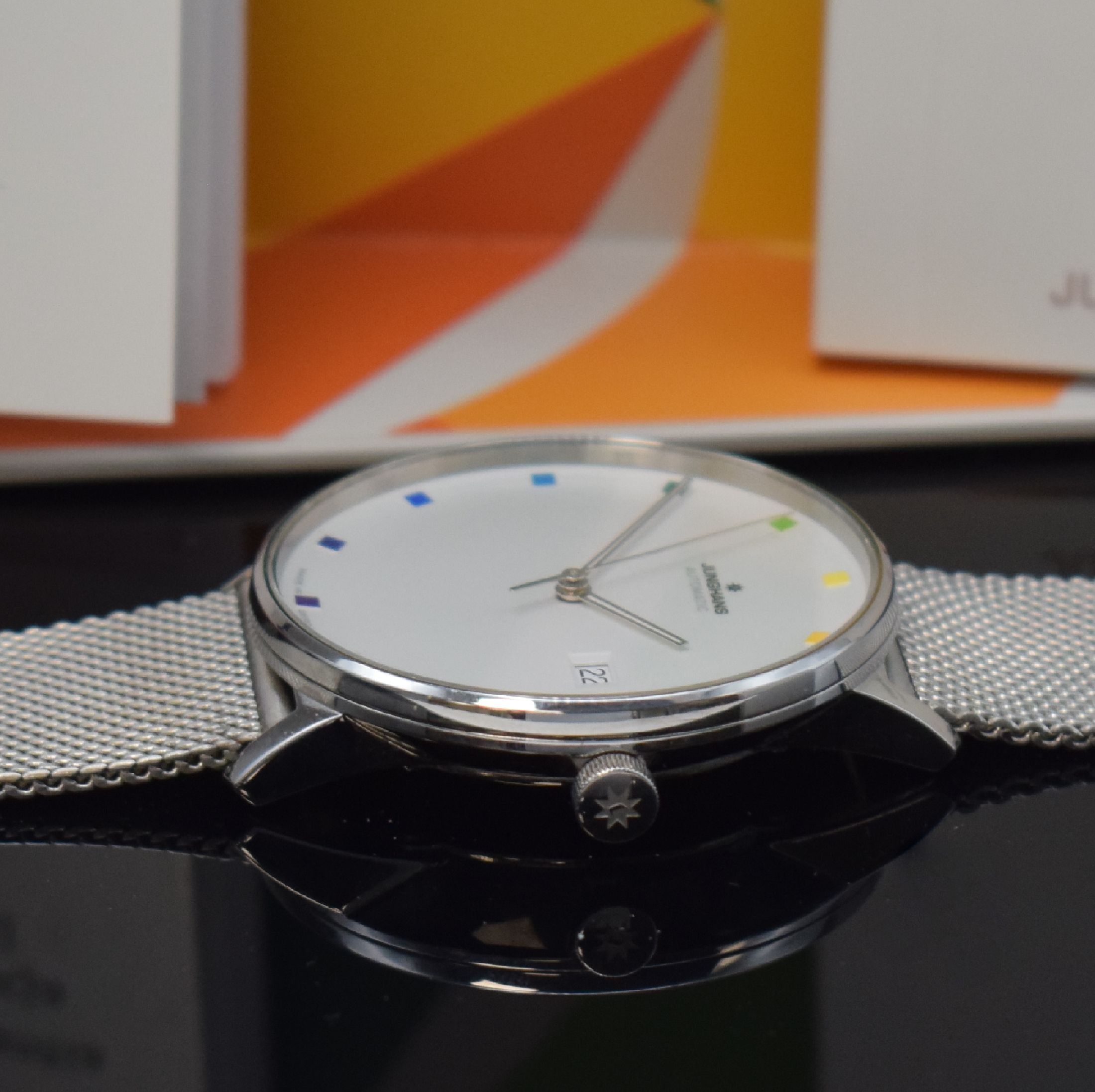 Detail c: JUNGHANS Form A 100 Jahre Bauhaus auf 1000 Stück limitierte Herrenarmbanduhr in Stahl, Deutschland um 2019, Automatik, beids. vergl. Geh., Boden ...