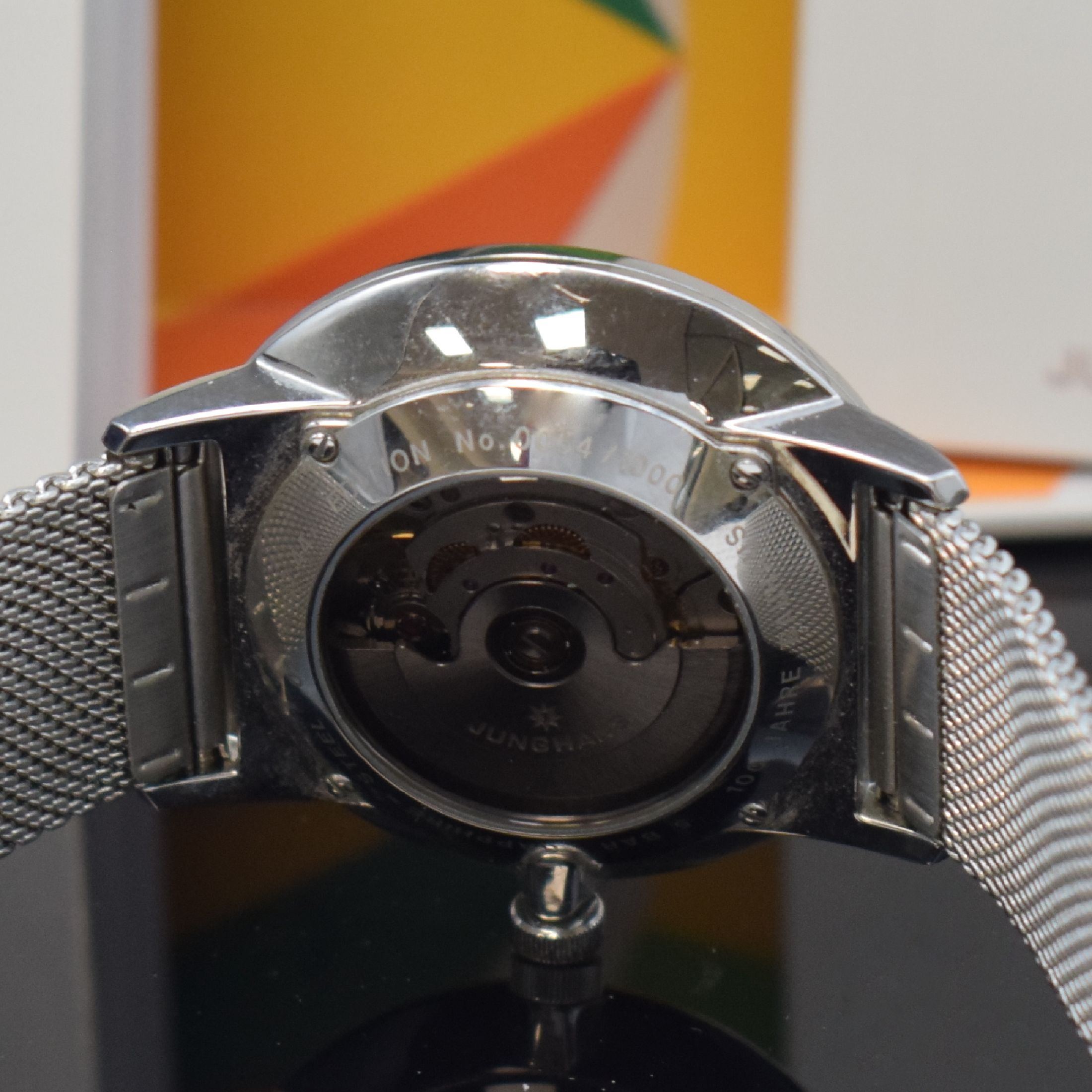 Detail e: JUNGHANS Form A 100 Jahre Bauhaus auf 1000 Stück limitierte Herrenarmbanduhr in Stahl, Deutschland um 2019, Automatik, beids. vergl. Geh., Boden ...