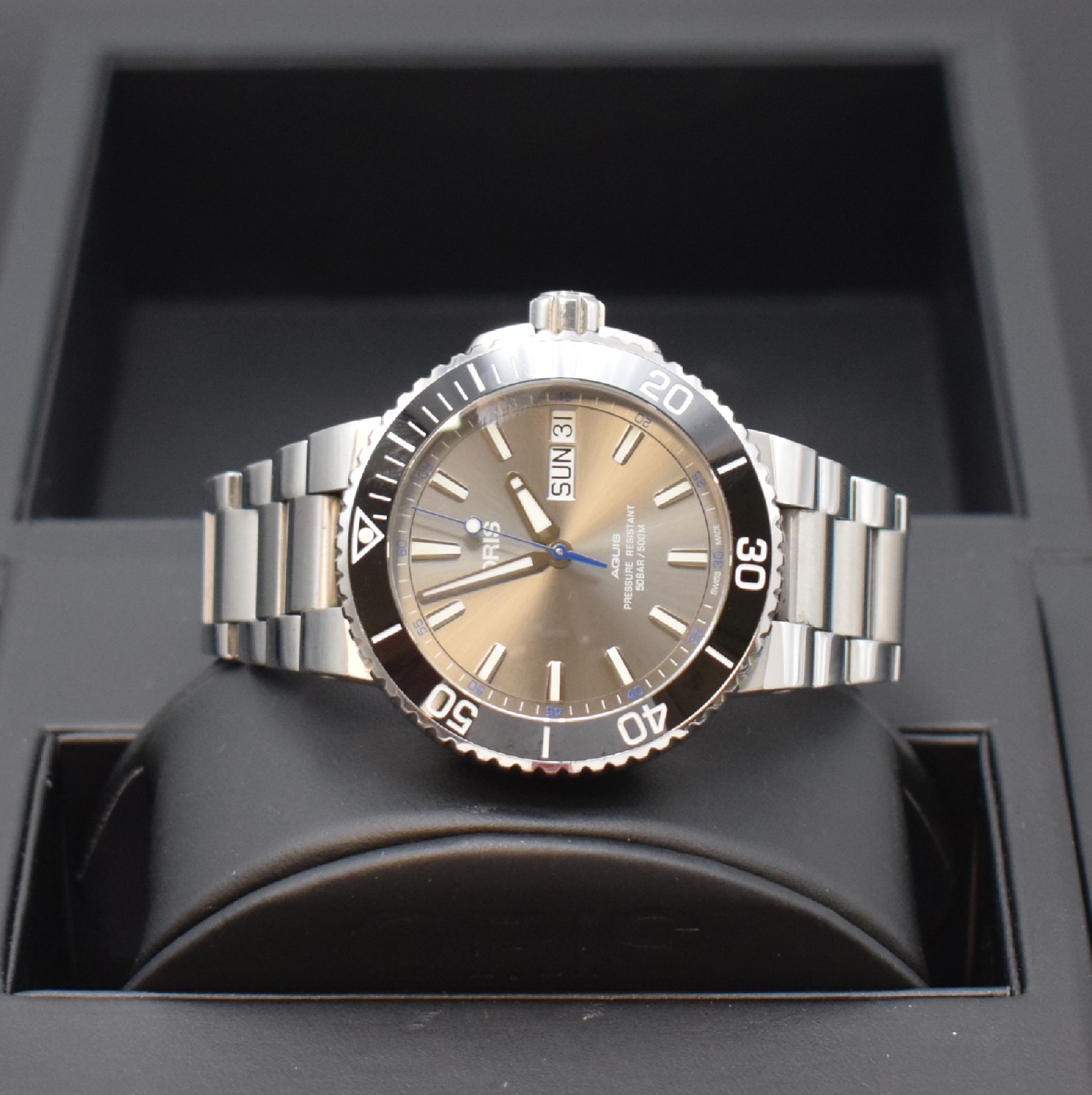 Detail e: ORIS Aquis Herrenarmbanduhr in Edelstahl Referenz 01 752 7733, Schweiz verk. lt. beil. Pap. 08/2017, Automatik, Boden u. Krone verschr., orig. ...