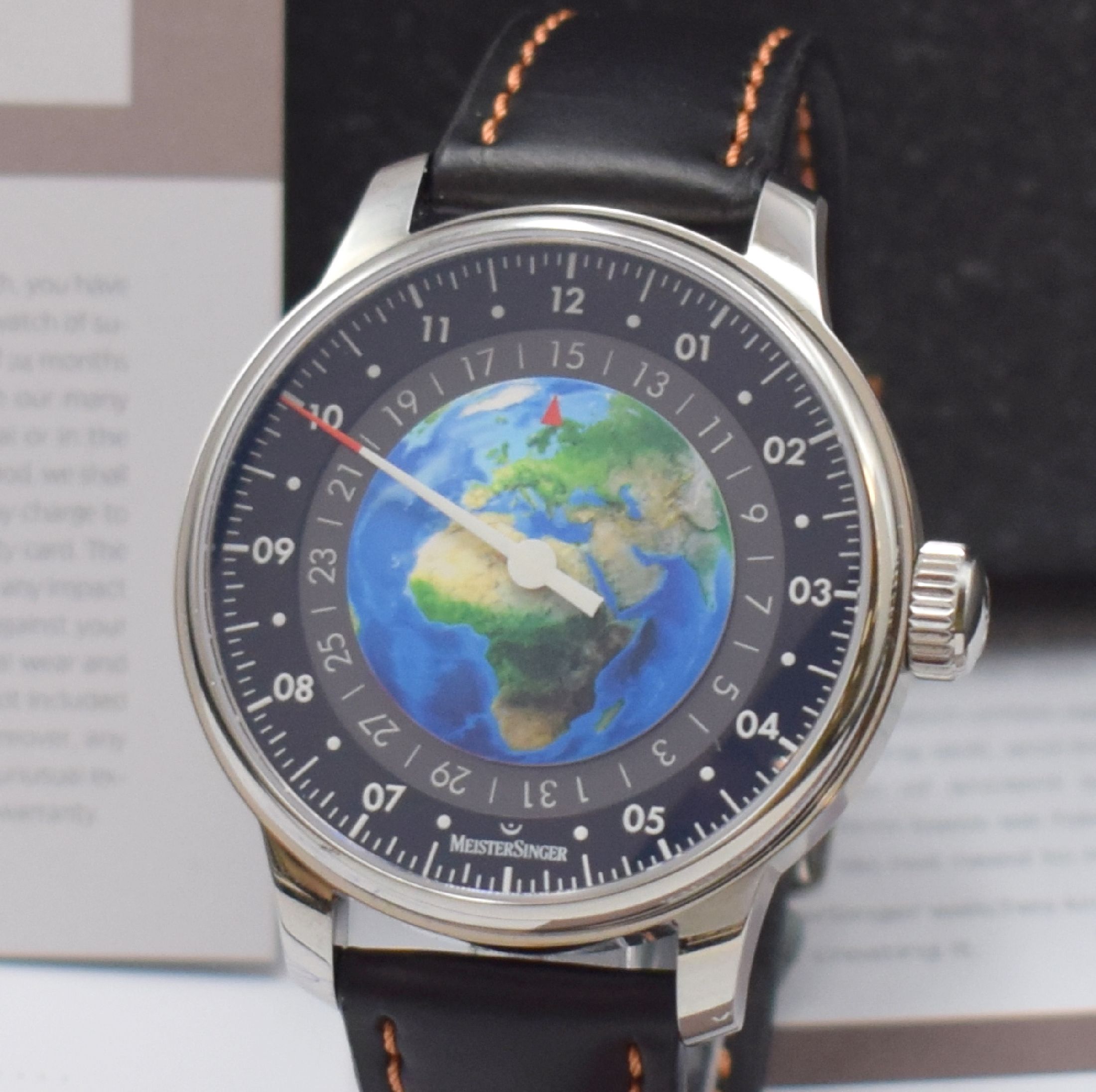 Detail a: MEISTERSINGER Planet Earth auf 500 Stück limitierte Herrenarmbanduhr in Stahl, Schweiz um 2021, Automatik, beids. vergl. Geh. inkl. orig. Lederband ...