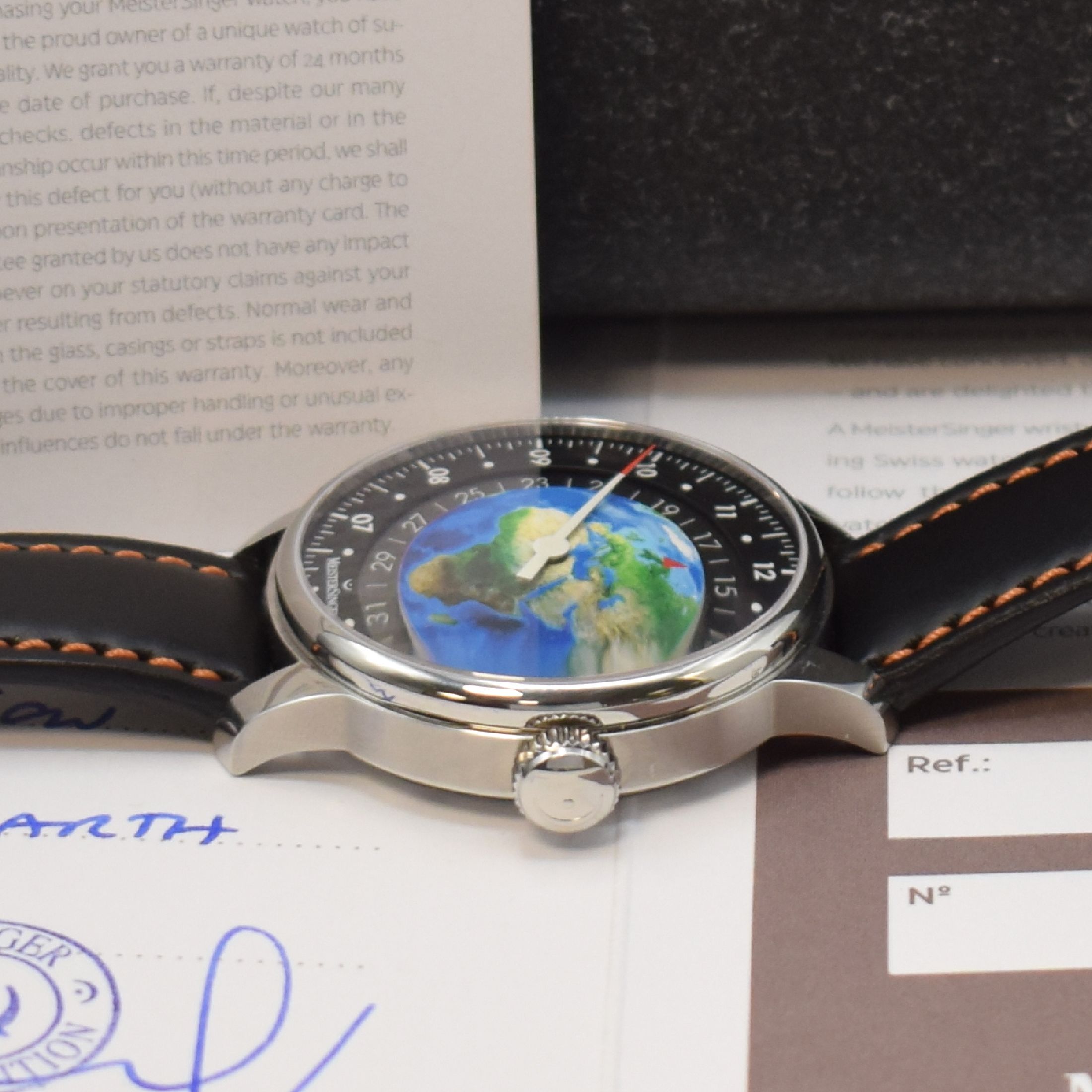 Detail c: MEISTERSINGER Planet Earth auf 500 Stück limitierte Herrenarmbanduhr in Stahl, Schweiz um 2021, Automatik, beids. vergl. Geh. inkl. orig. Lederband ...