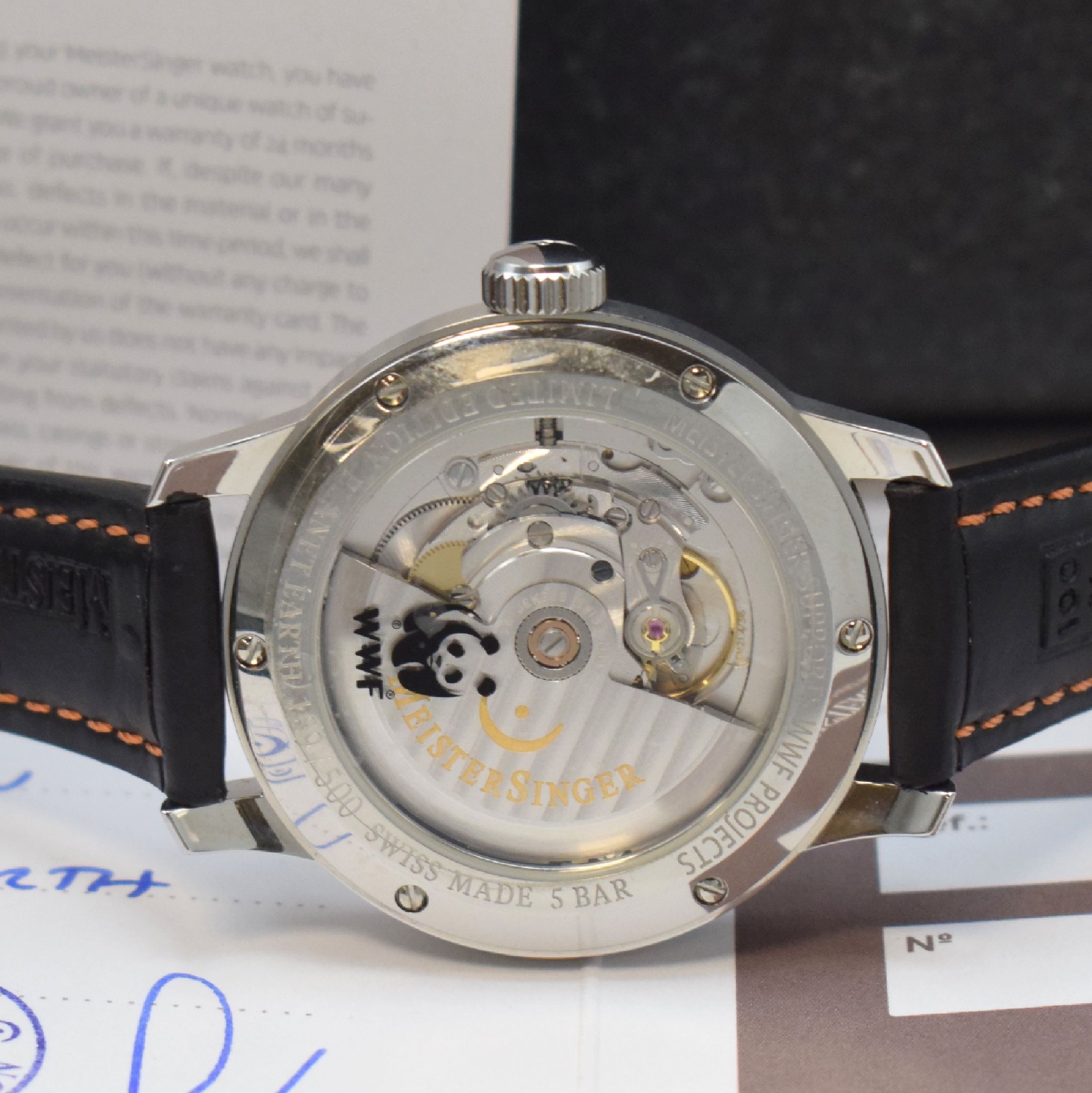 Detail d: MEISTERSINGER Planet Earth auf 500 Stück limitierte Herrenarmbanduhr in Stahl, Schweiz um 2021, Automatik, beids. vergl. Geh. inkl. orig. Lederband ...