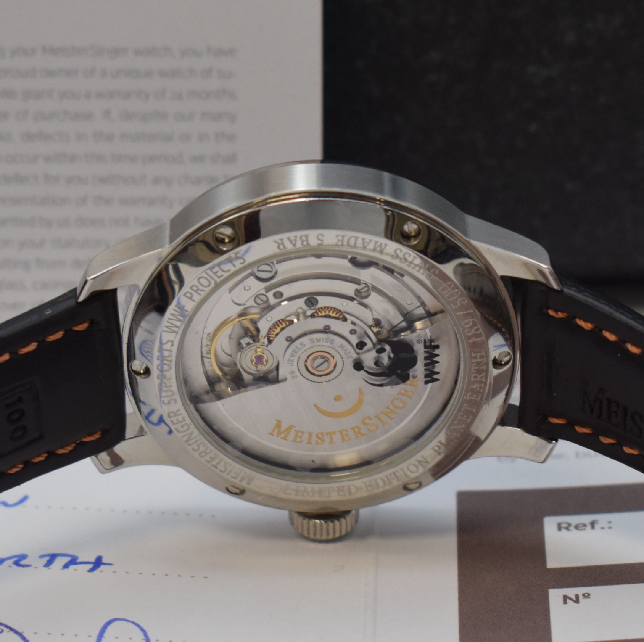 Detail e: MEISTERSINGER Planet Earth auf 500 Stück limitierte Herrenarmbanduhr in Stahl, Schweiz um 2021, Automatik, beids. vergl. Geh. inkl. orig. Lederband ...