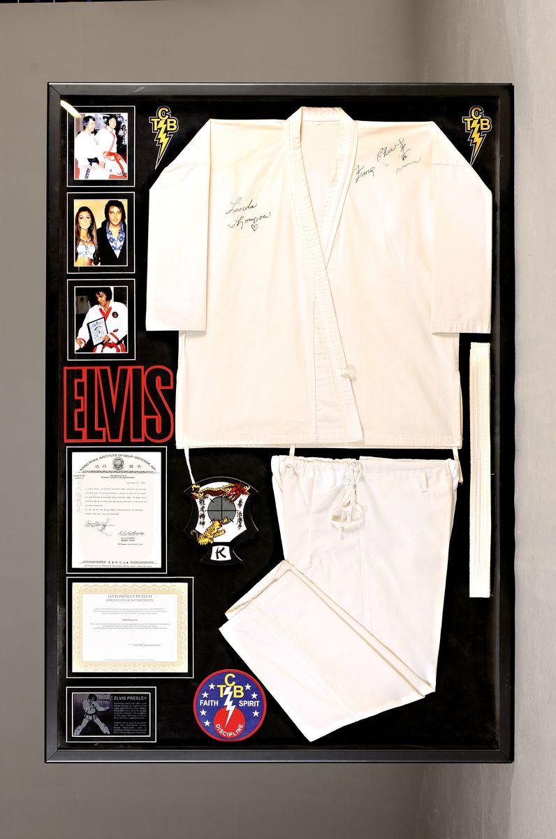 Elvis Presley's (1935-1977) weißer Karate GI, 1970/74, signiert und beglaubigt von Meister Kang Rhee (1938-2019), weißer Karate Anzug best. ...