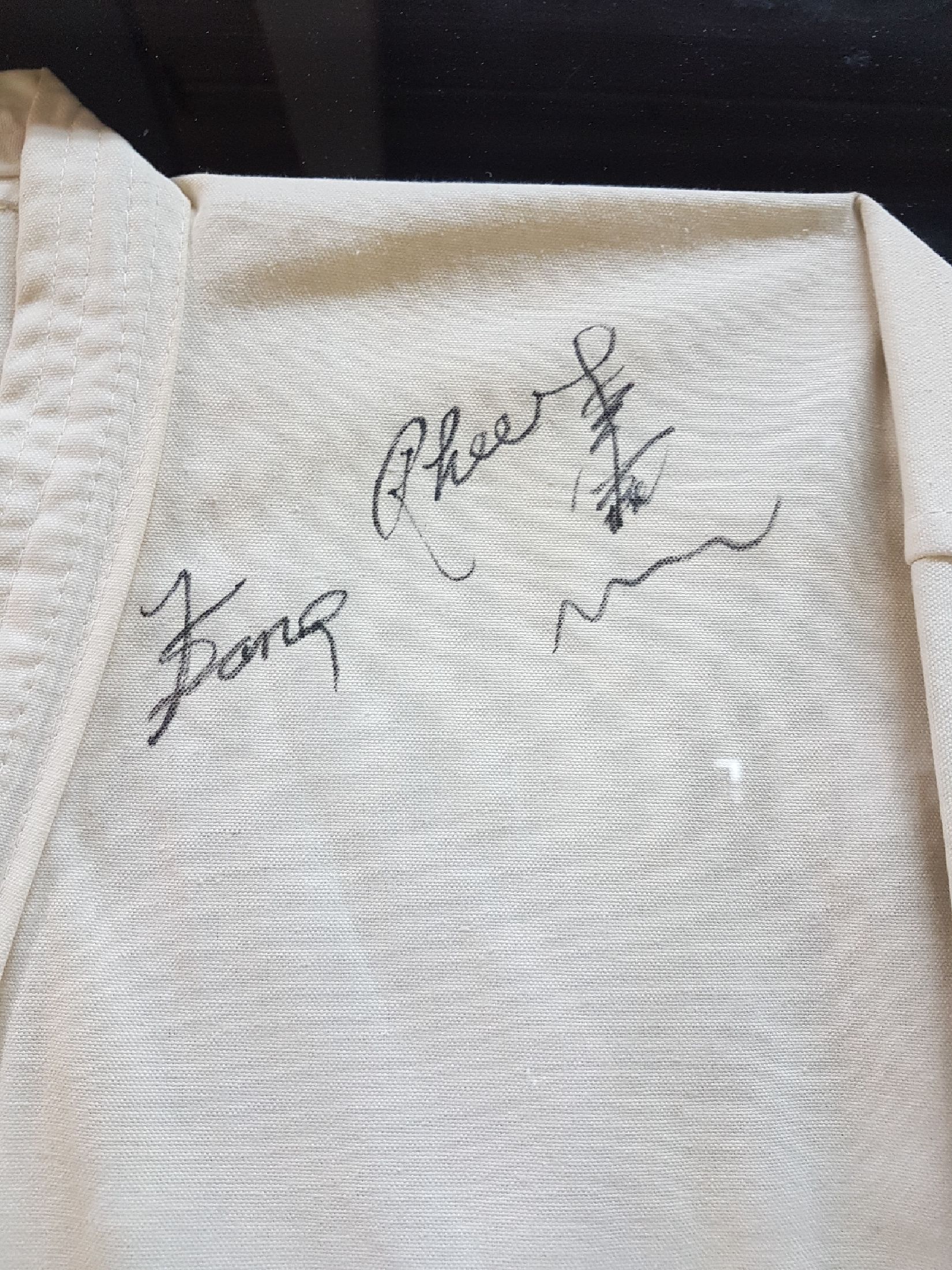 Detail b: Elvis Presley's (1935-1977) weißer Karate GI, 1970/74, signiert und beglaubigt von Meister Kang Rhee (1938-2019), weißer Karate Anzug best. ...