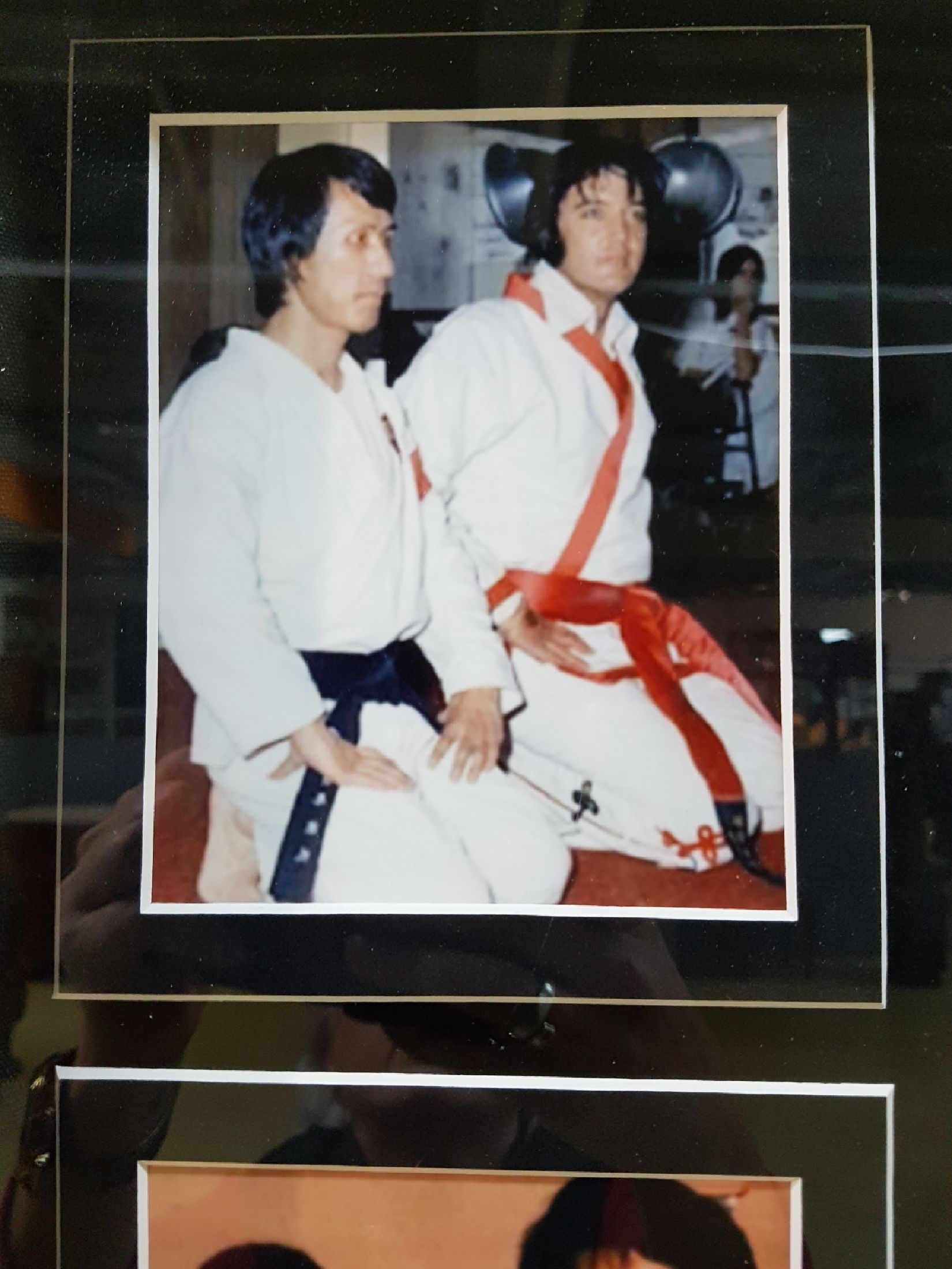 Detail c: Elvis Presley's (1935-1977) weißer Karate GI, 1970/74, signiert und beglaubigt von Meister Kang Rhee (1938-2019), weißer Karate Anzug best. ...