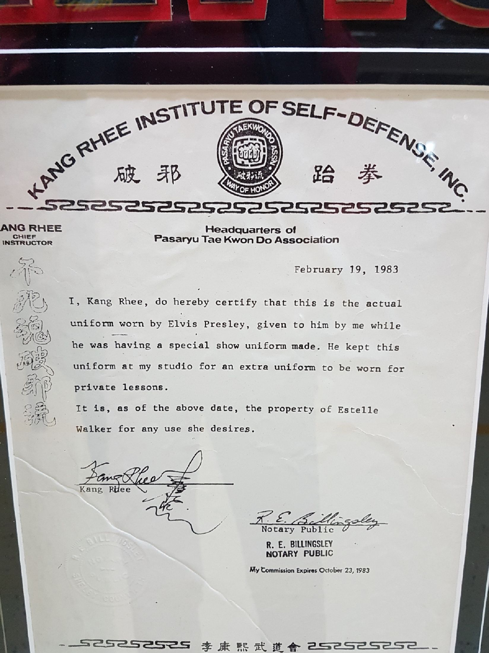 Detail e: Elvis Presley's (1935-1977) weißer Karate GI, 1970/74, signiert und beglaubigt von Meister Kang Rhee (1938-2019), weißer Karate Anzug best. ...