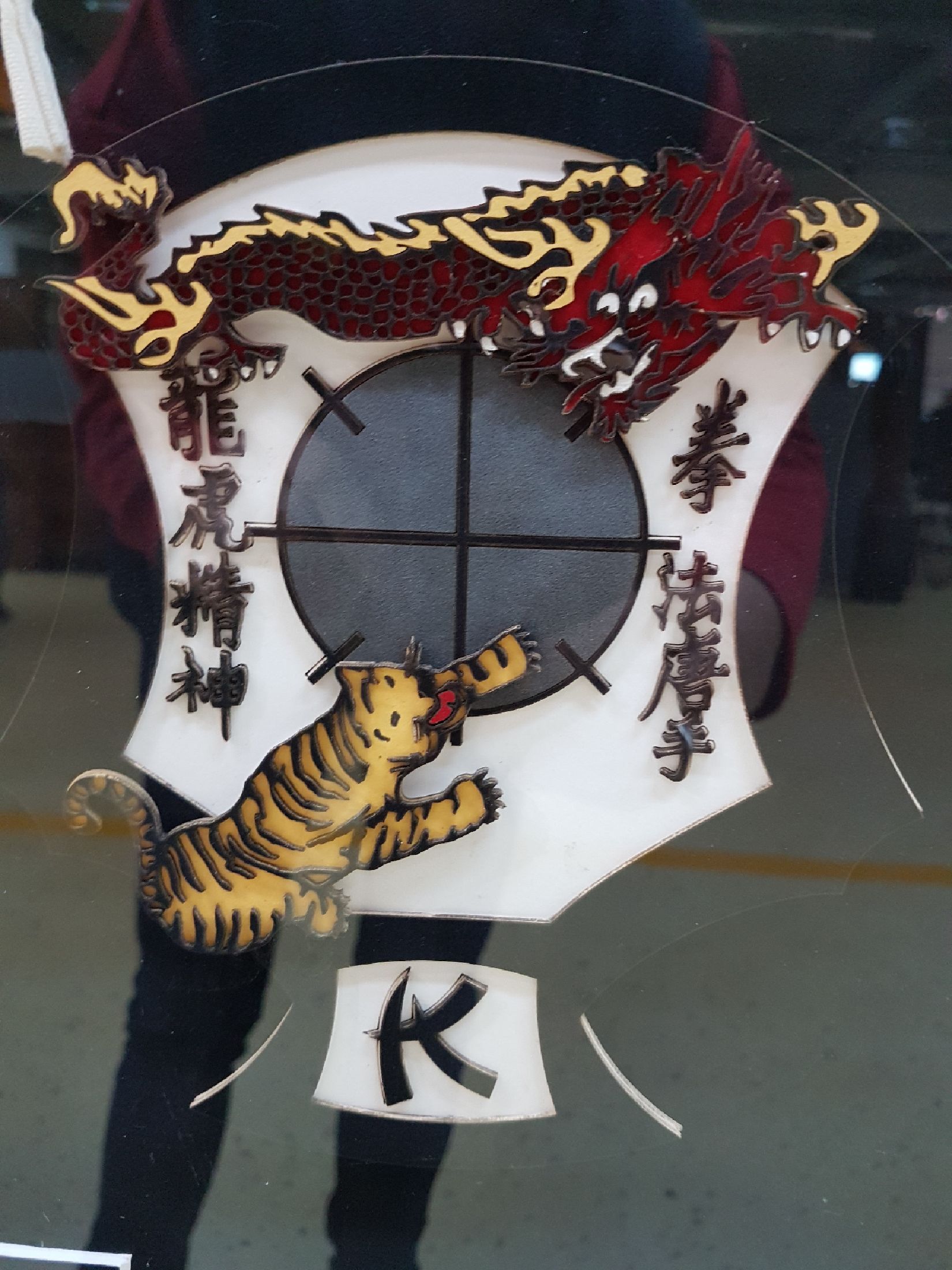 Detail h: Elvis Presley's (1935-1977) weißer Karate GI, 1970/74, signiert und beglaubigt von Meister Kang Rhee (1938-2019), weißer Karate Anzug best. ...
