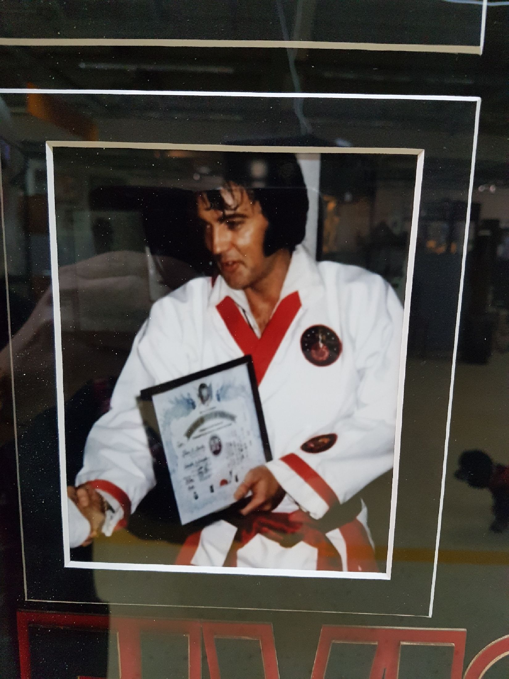 Detail i: Elvis Presley's (1935-1977) weißer Karate GI, 1970/74, signiert und beglaubigt von Meister Kang Rhee (1938-2019), weißer Karate Anzug best. ...