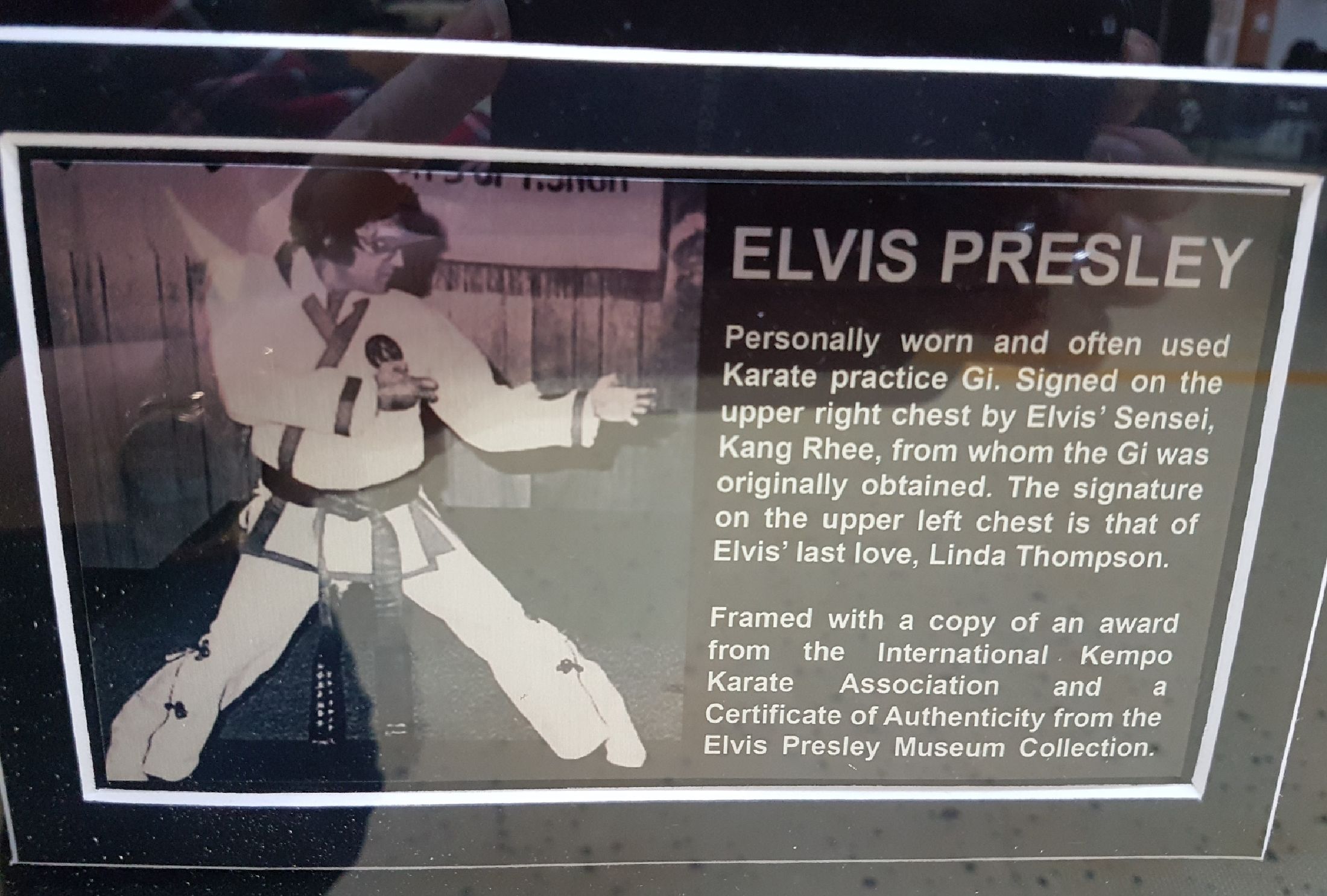 Detail j: Elvis Presley's (1935-1977) weißer Karate GI, 1970/74, signiert und beglaubigt von Meister Kang Rhee (1938-2019), weißer Karate Anzug best. ...