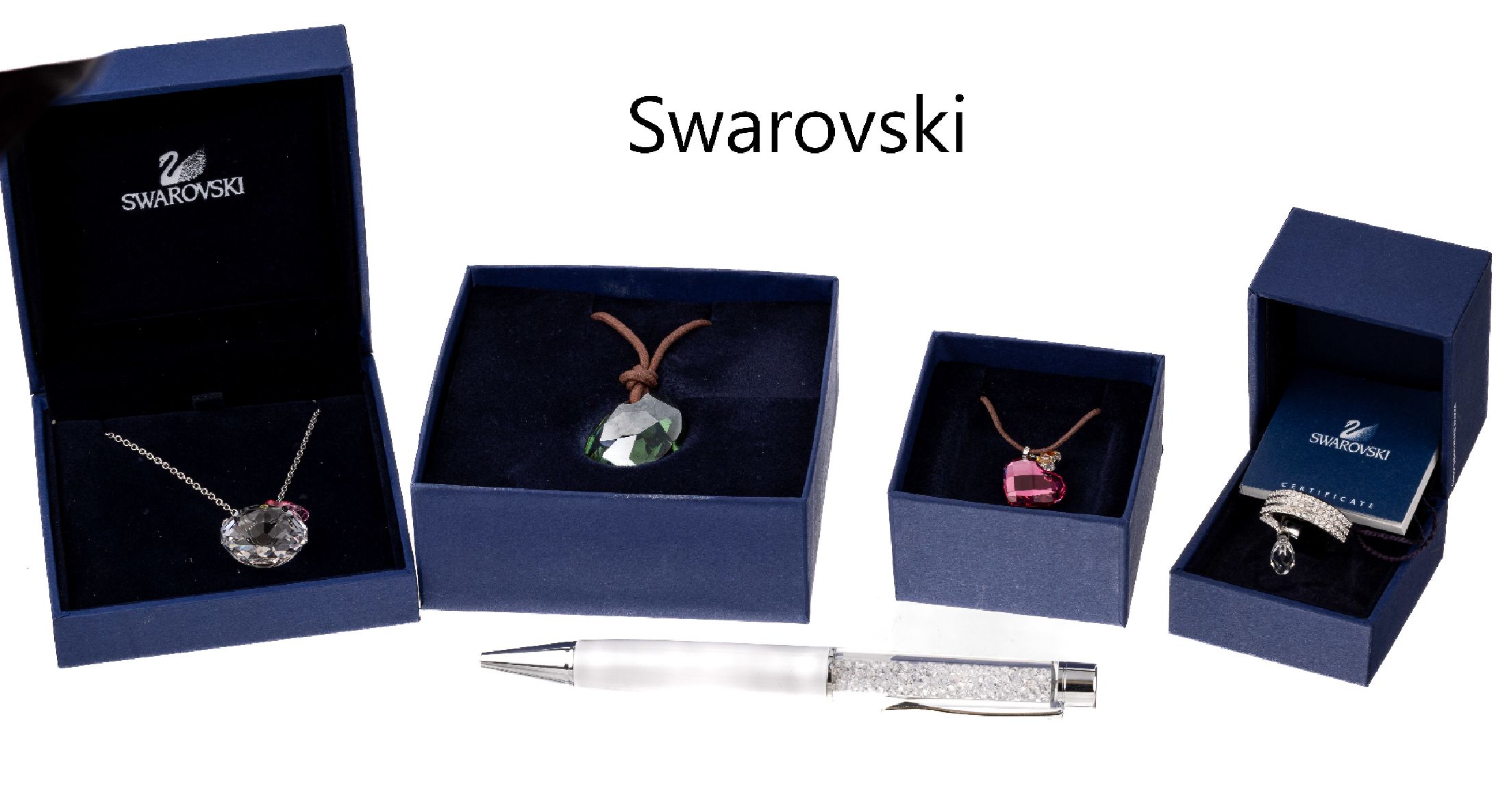 Konvolut 5 Teile Swarovski-Modeschmuck: 3 Anhänger, 1 Ring und 1 Kugelschreiber, alle Teile in orig. Etui