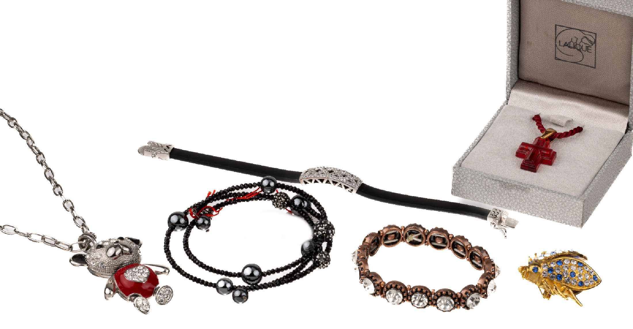 Reichhaltiges Konvolut ca. 20 Teile Modeschmuck: diverse Anhänger, Armbänder und Ringe, überwiegend Metall aber z.T. auch Silber, Strassbesatz, ...