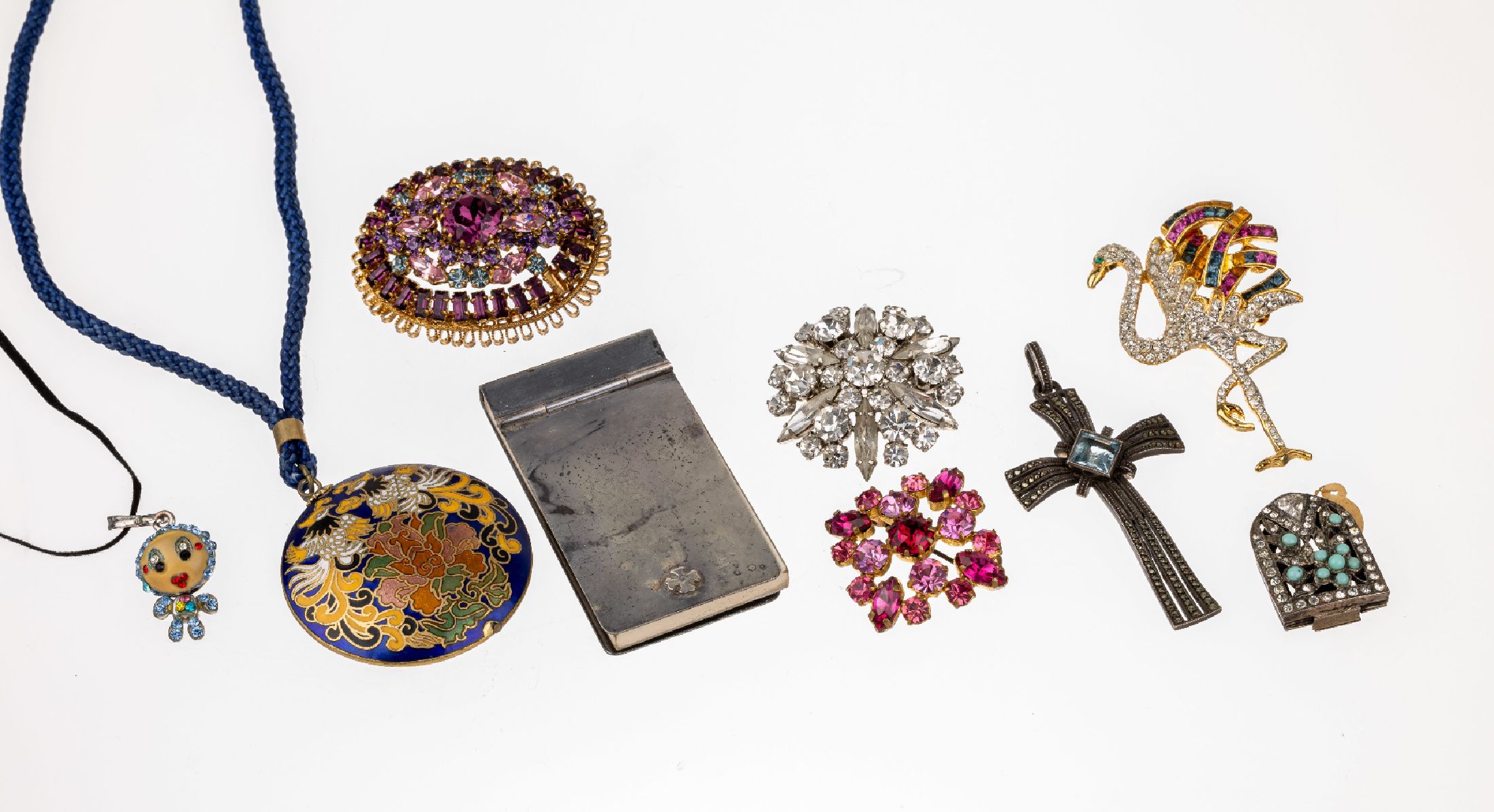 Konvolut Modeschmuck 1930-1950er Jahre: Metall, z.T. vergoldet, Straßbesatz, 4 Broschen, 1 Kleiderclip, 2 Anhänger, 1 Silber-Kreuz THEODOR ...