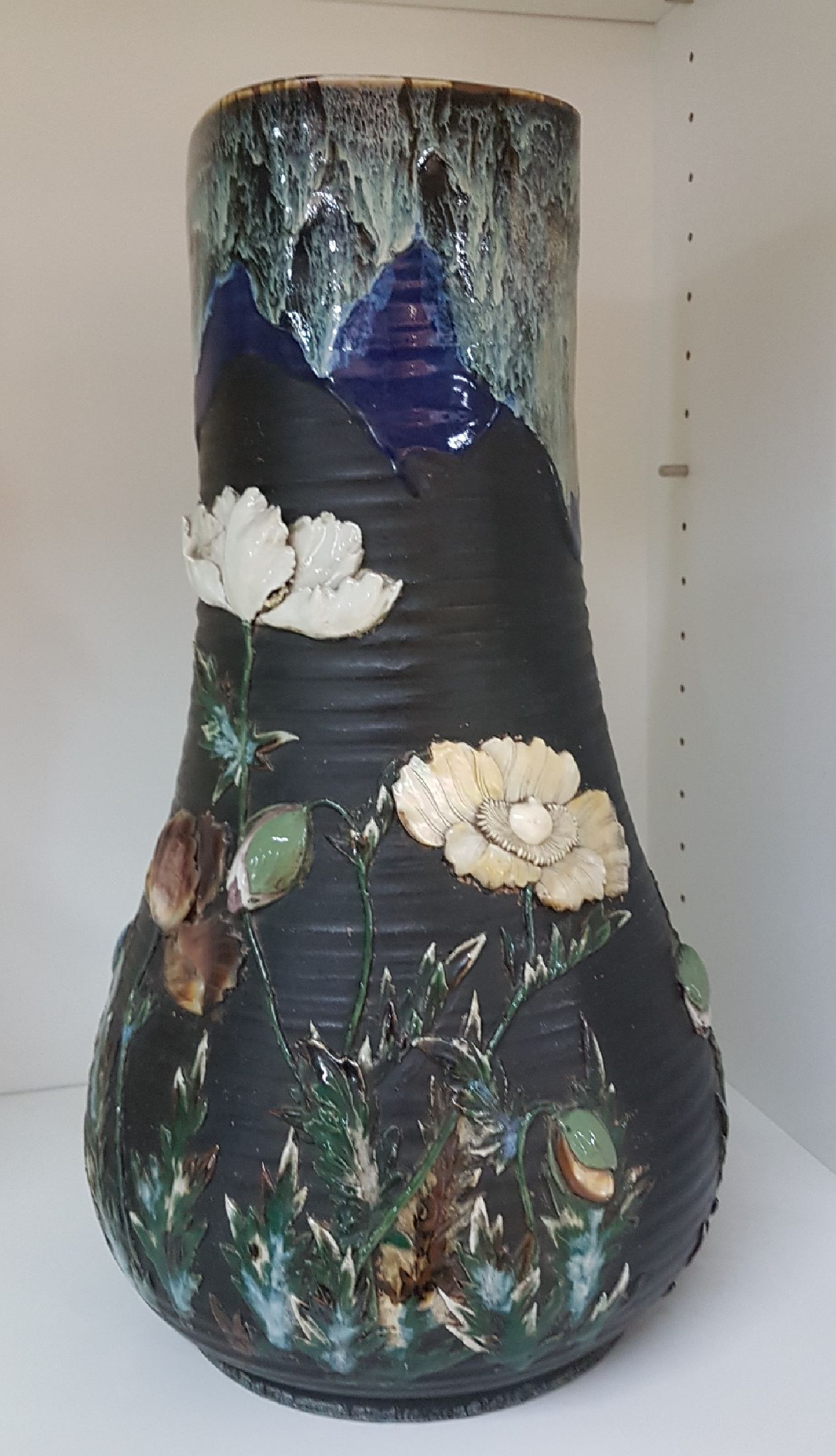 Detail a: Große Vase, Japan, Keramik, gezogener Hals mit blauer Laufglasur, floraler Dekor, Blüten im Relief aus Porzellan und Perlmutt, H. 46 cm