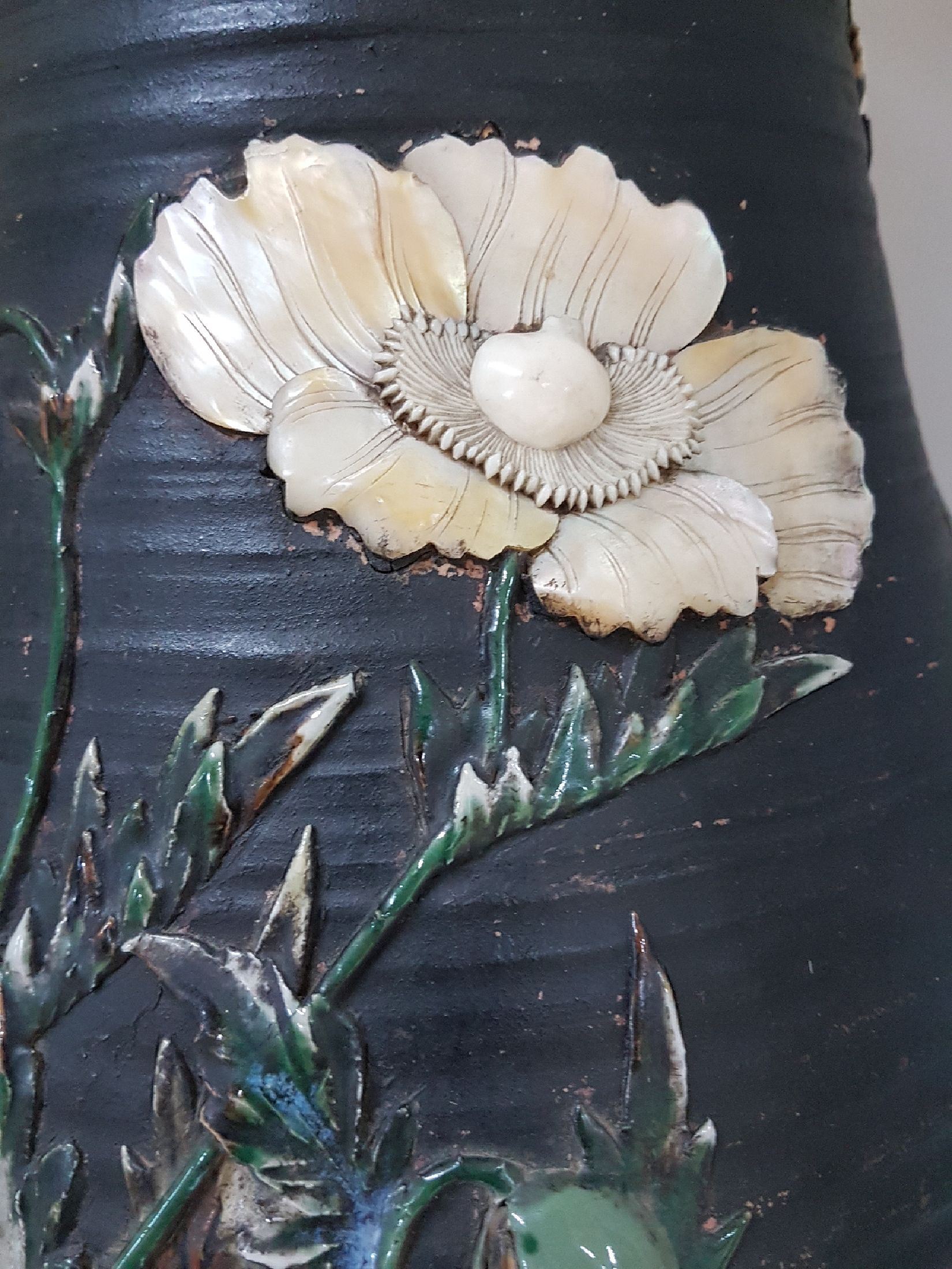 Detail b: Große Vase, Japan, Keramik, gezogener Hals mit blauer Laufglasur, floraler Dekor, Blüten im Relief aus Porzellan und Perlmutt, H. 46 cm