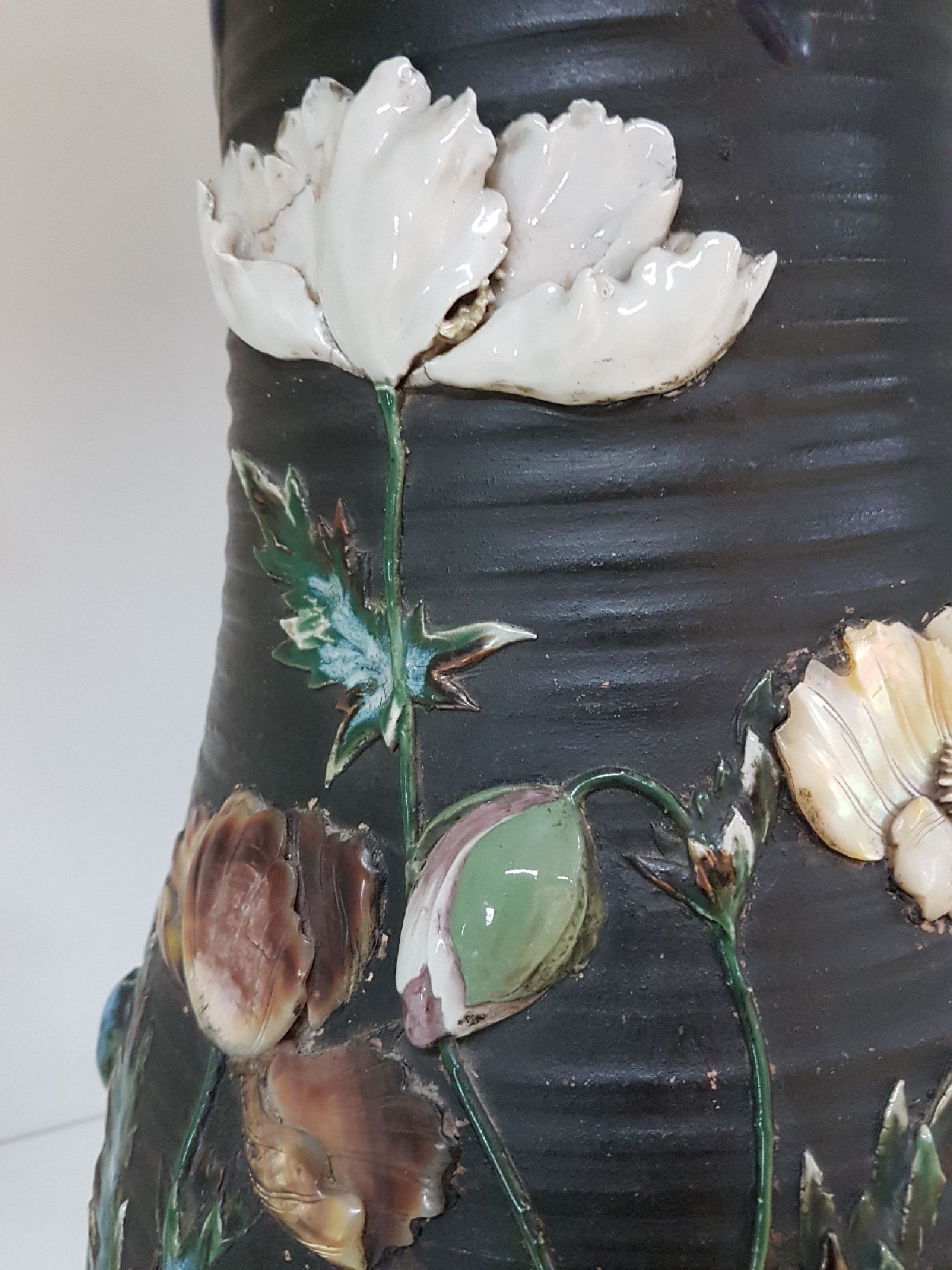 Detail c: Große Vase, Japan, Keramik, gezogener Hals mit blauer Laufglasur, floraler Dekor, Blüten im Relief aus Porzellan und Perlmutt, H. 46 cm