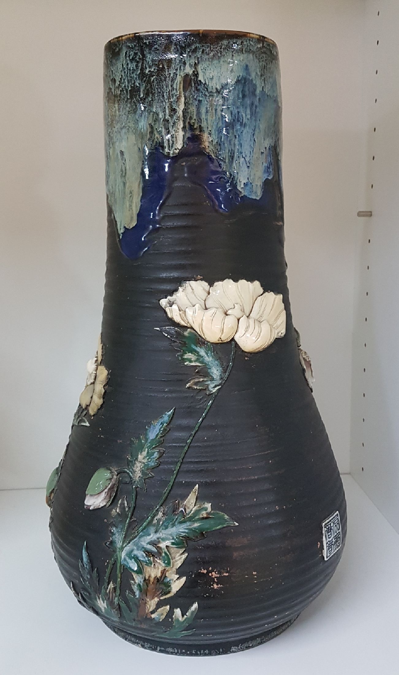 Detail d: Große Vase, Japan, Keramik, gezogener Hals mit blauer Laufglasur, floraler Dekor, Blüten im Relief aus Porzellan und Perlmutt, H. 46 cm