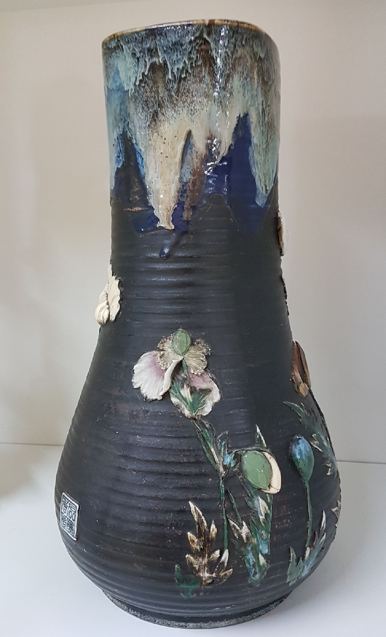 Detail e: Große Vase, Japan, Keramik, gezogener Hals mit blauer Laufglasur, floraler Dekor, Blüten im Relief aus Porzellan und Perlmutt, H. 46 cm