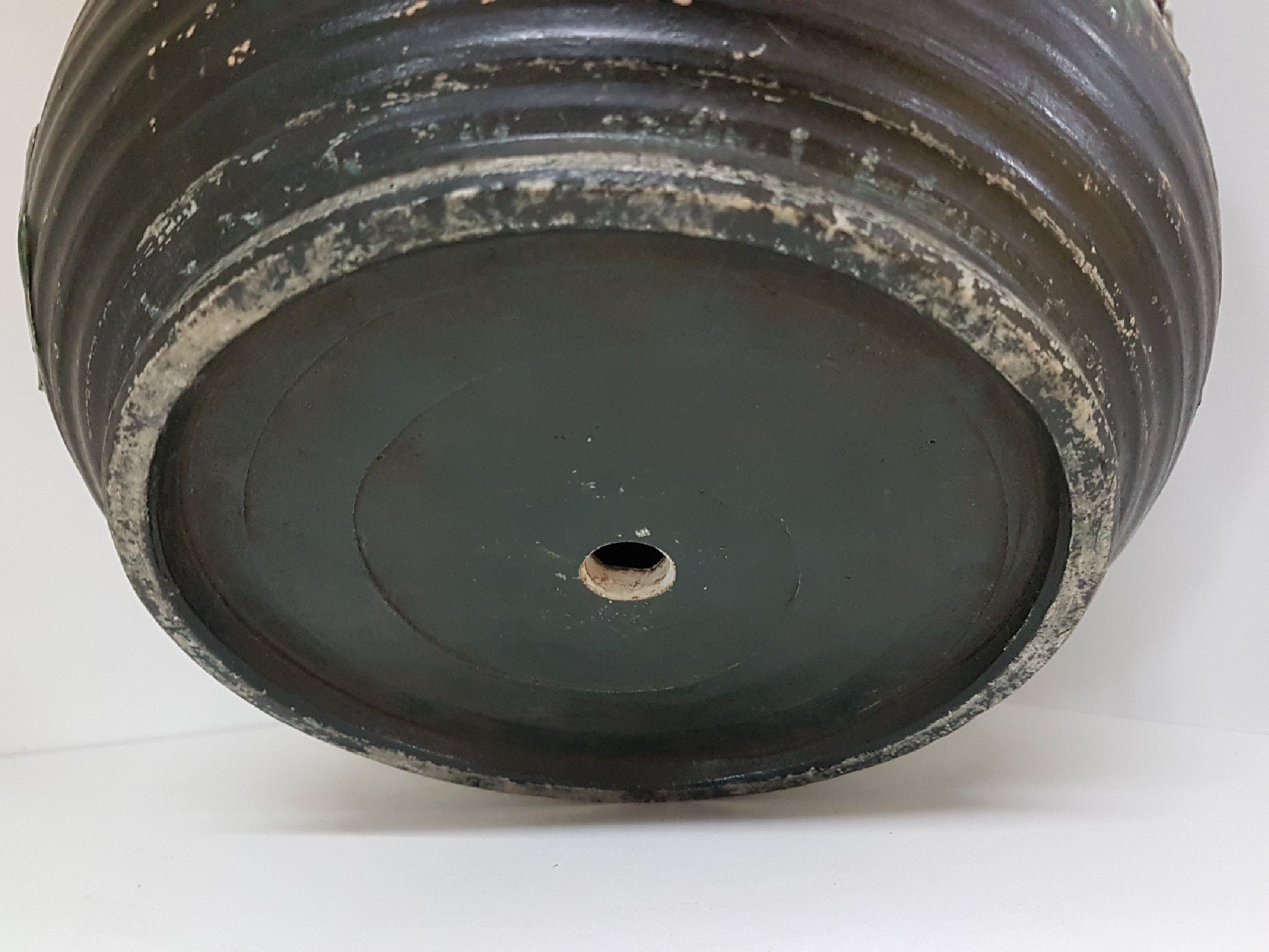 Detail f: Große Vase, Japan, Keramik, gezogener Hals mit blauer Laufglasur, floraler Dekor, Blüten im Relief aus Porzellan und Perlmutt, H. 46 cm