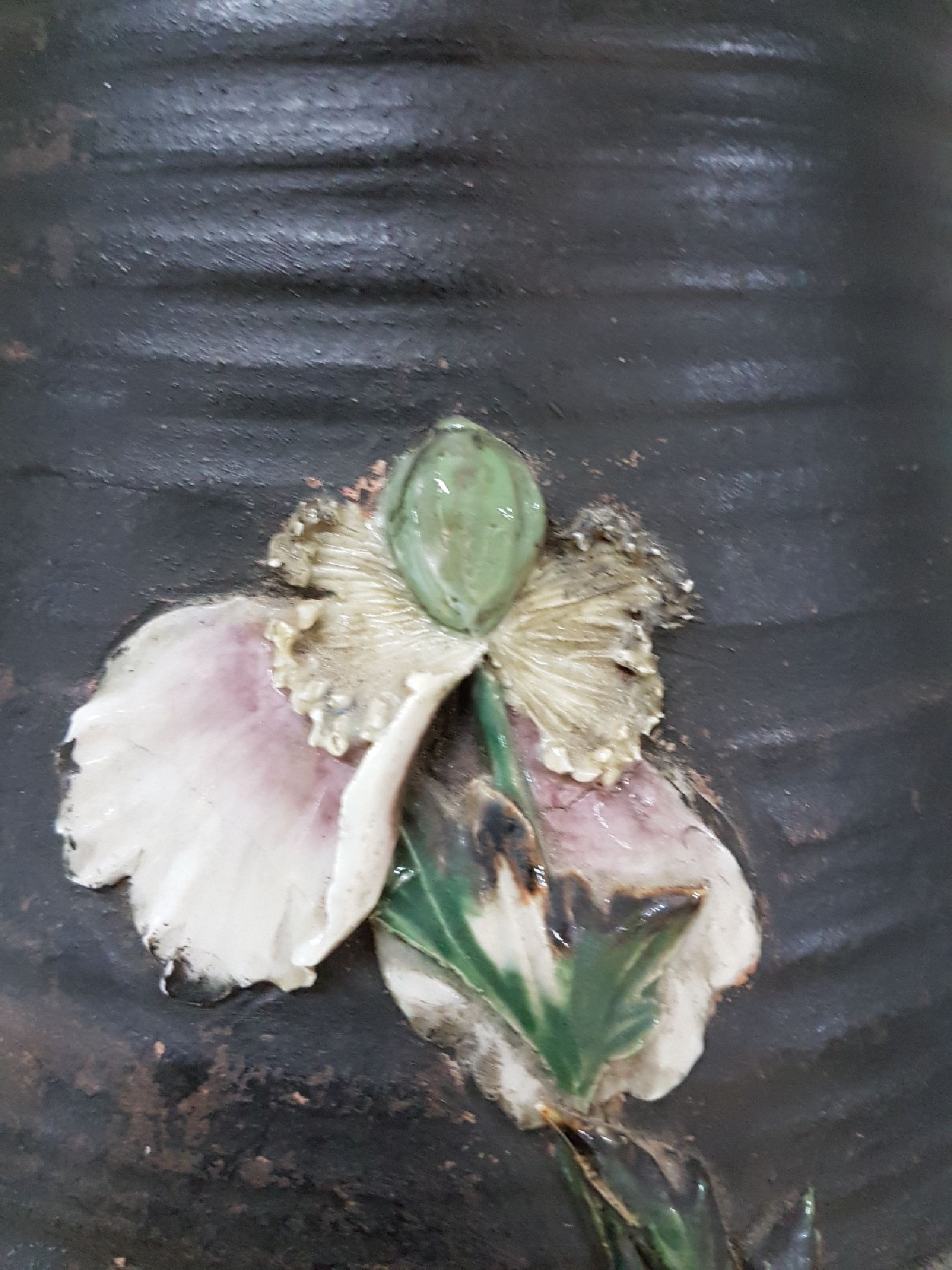 Detail g: Große Vase, Japan, Keramik, gezogener Hals mit blauer Laufglasur, floraler Dekor, Blüten im Relief aus Porzellan und Perlmutt, H. 46 cm