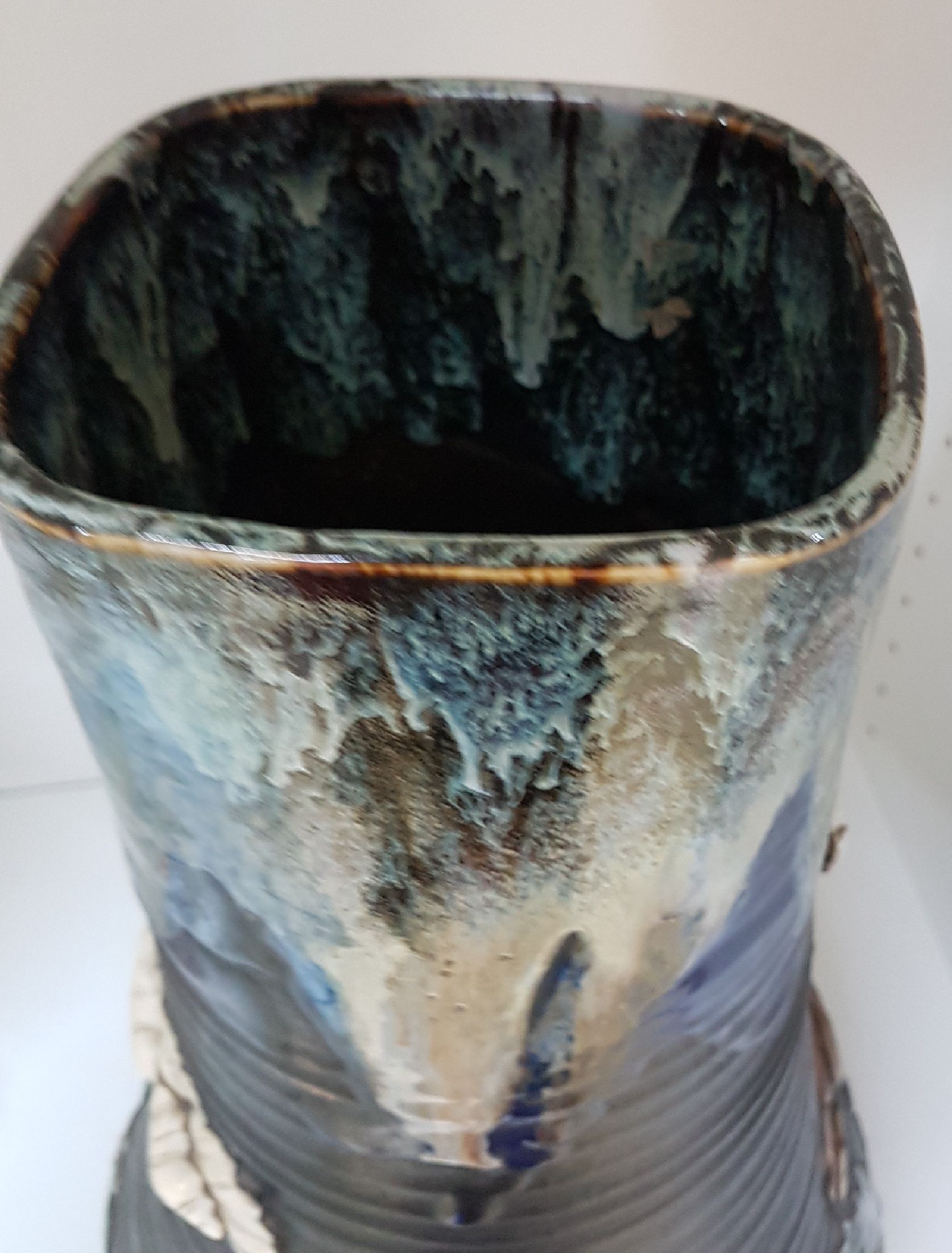 Detail h: Große Vase, Japan, Keramik, gezogener Hals mit blauer Laufglasur, floraler Dekor, Blüten im Relief aus Porzellan und Perlmutt, H. 46 cm